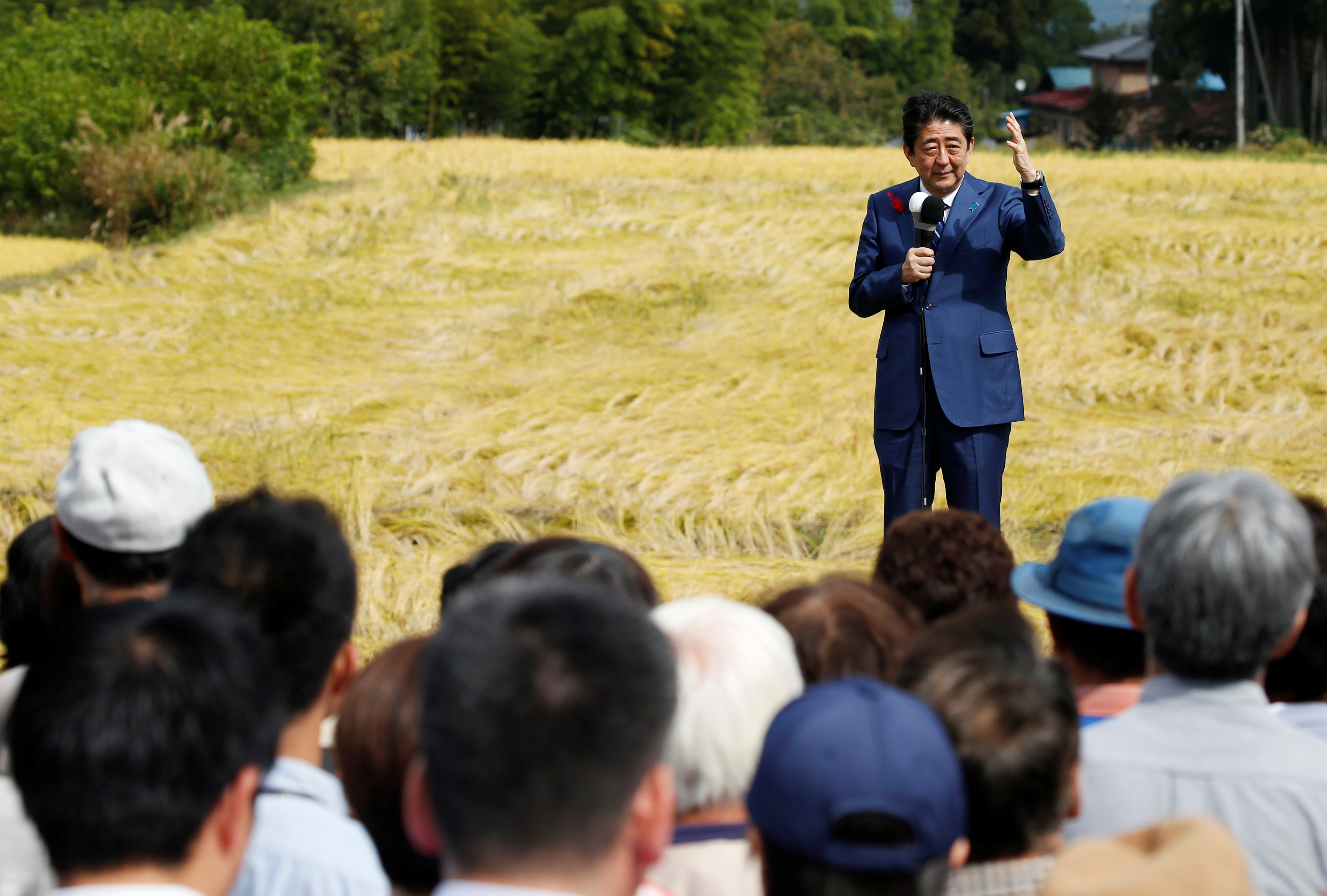 شينزو آبى يتحدث إلى أنصاره خلال جولته الانتخابية