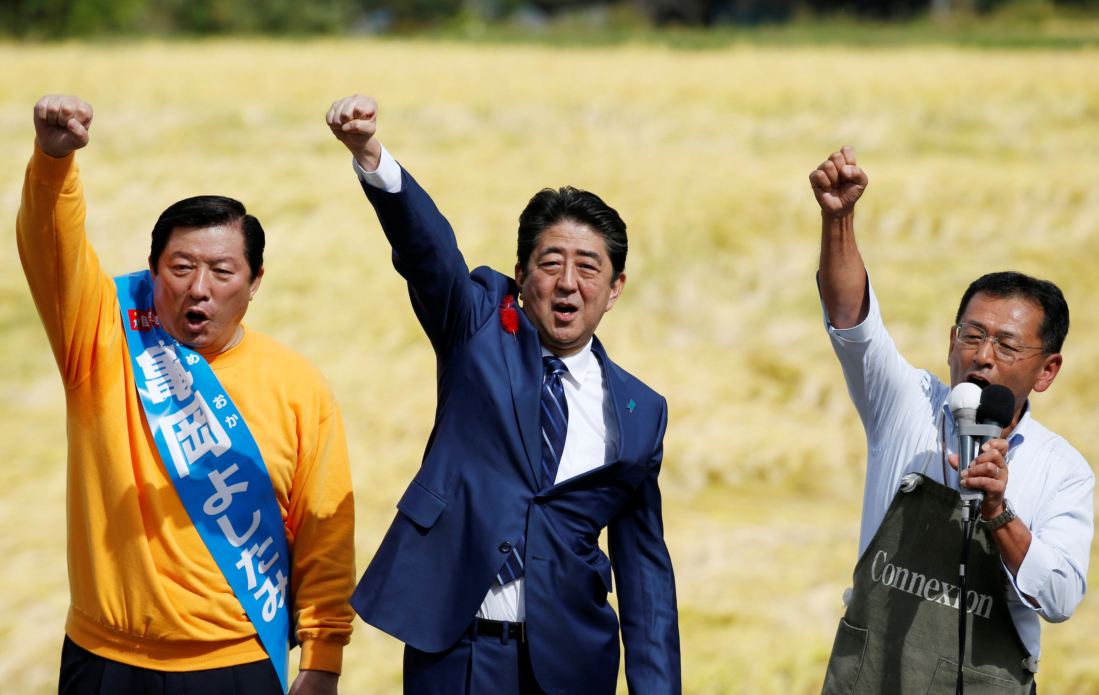 شينزو آبى خلال أولى جولاته الانتخابية