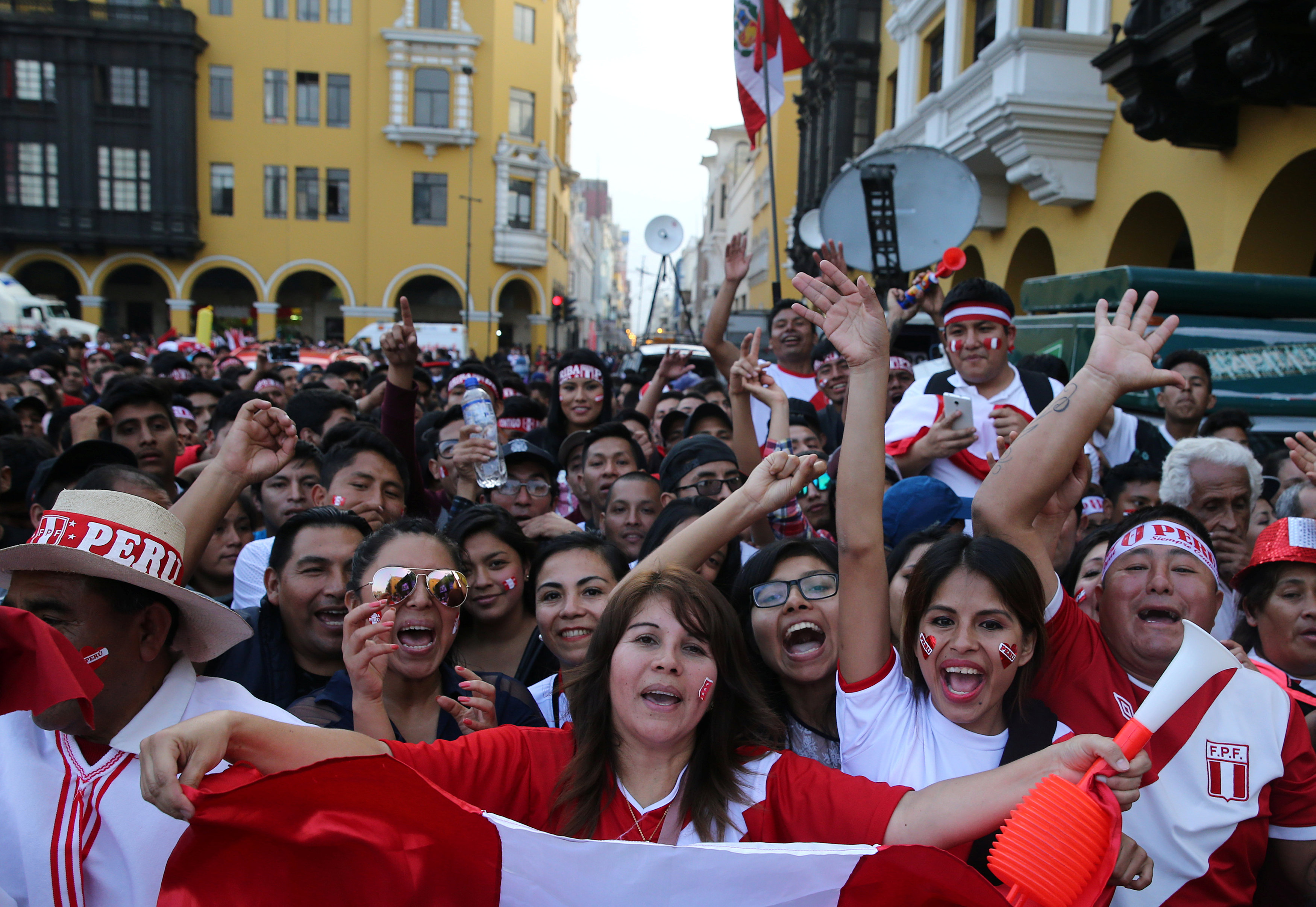 مشجعات بيرو