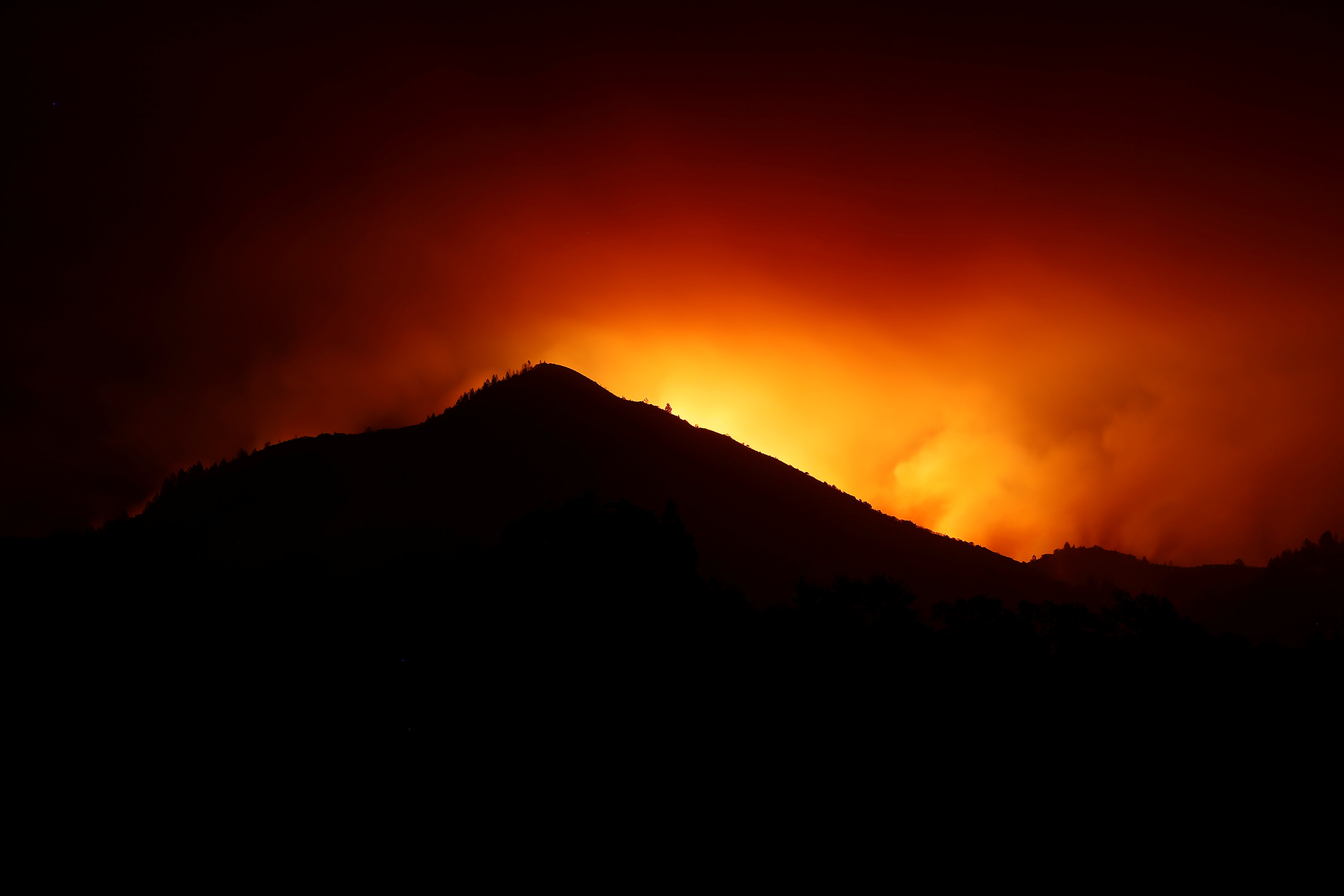 الادخنة والنيران تنتشر فى حرائق كاليفورنيا