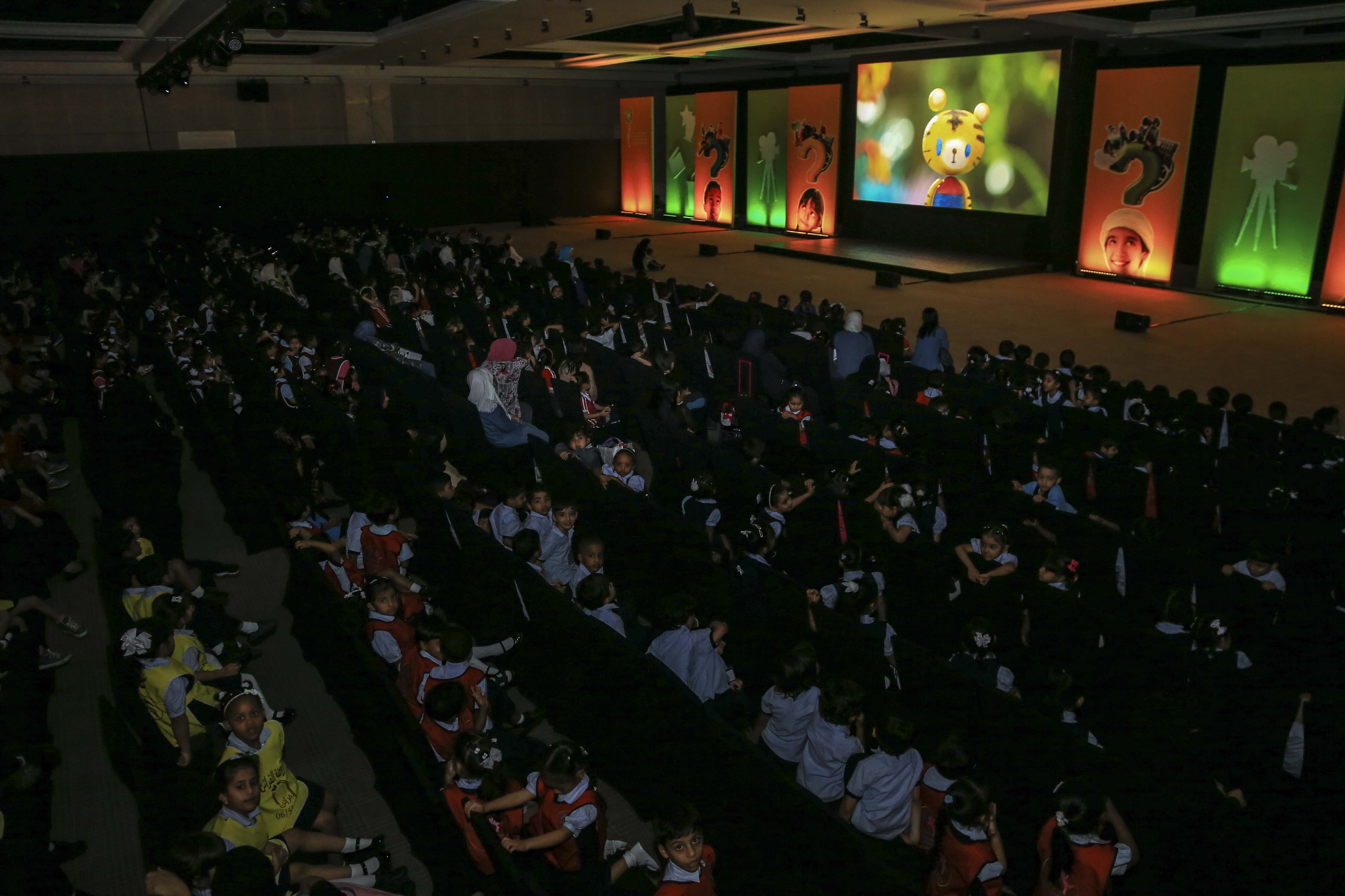 الأطفال خلال مشاهدة الأفلام (2)