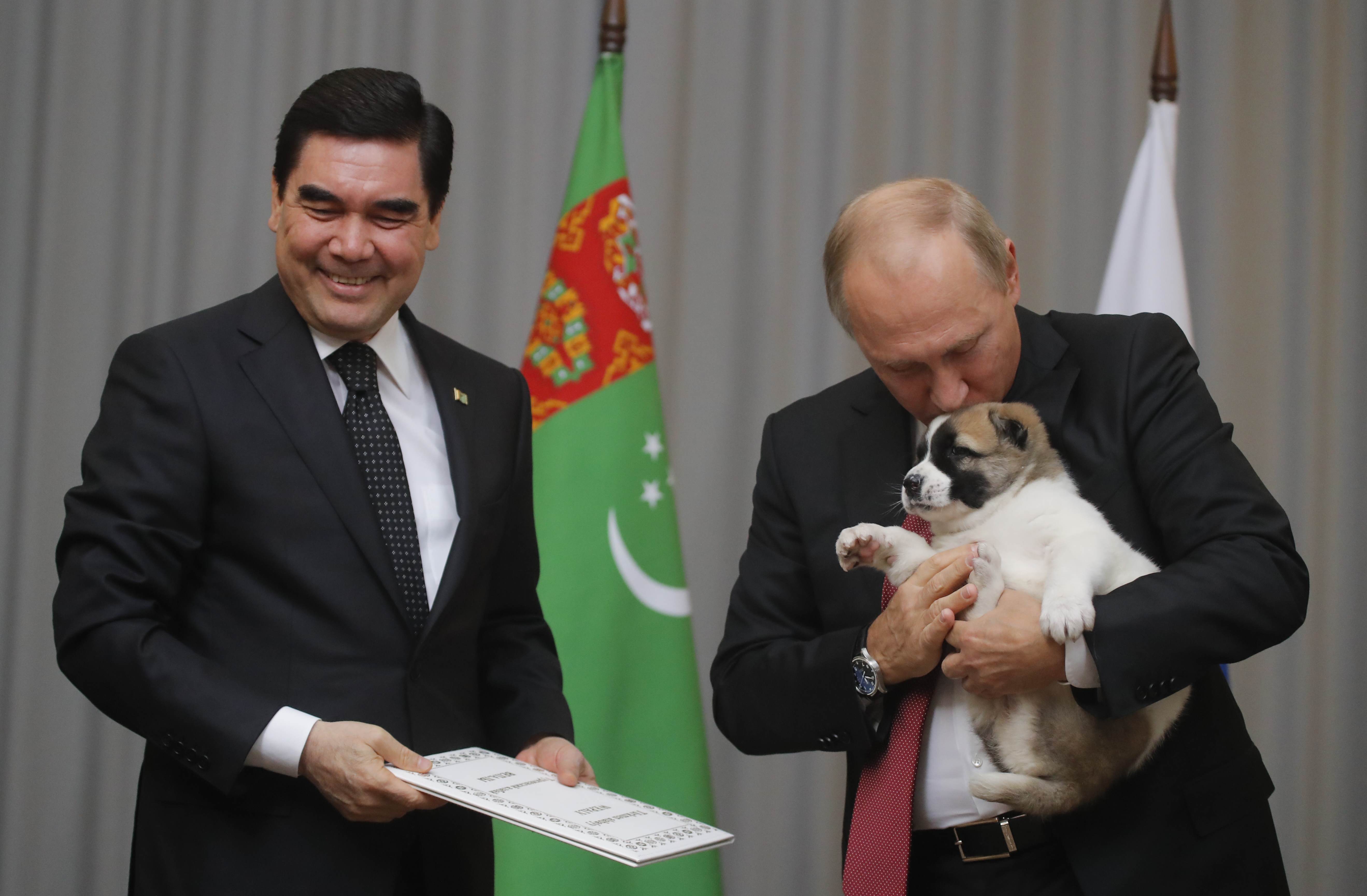 بوتين يقبل الكلب