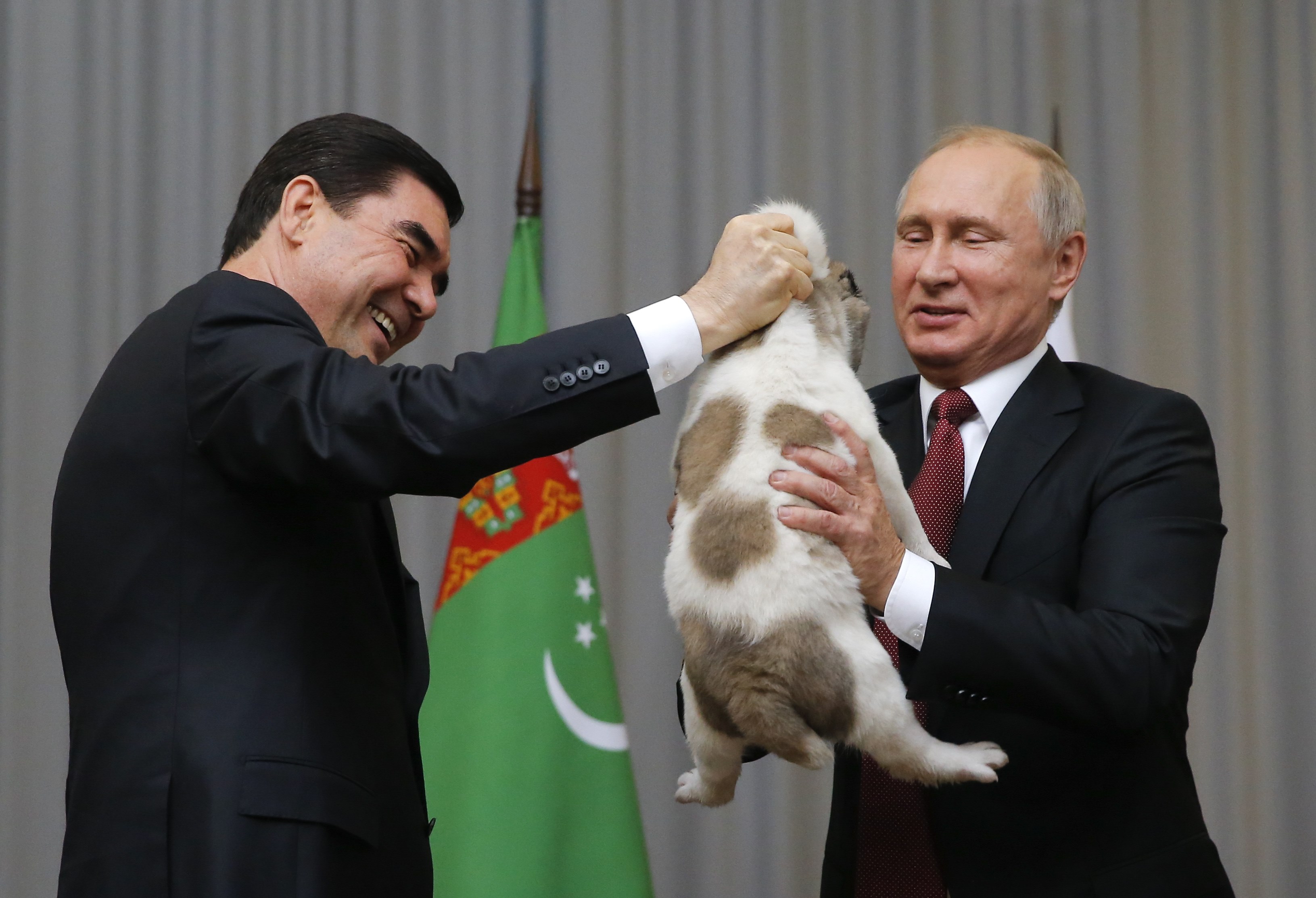 رئيس تركمانستان مع بوتين