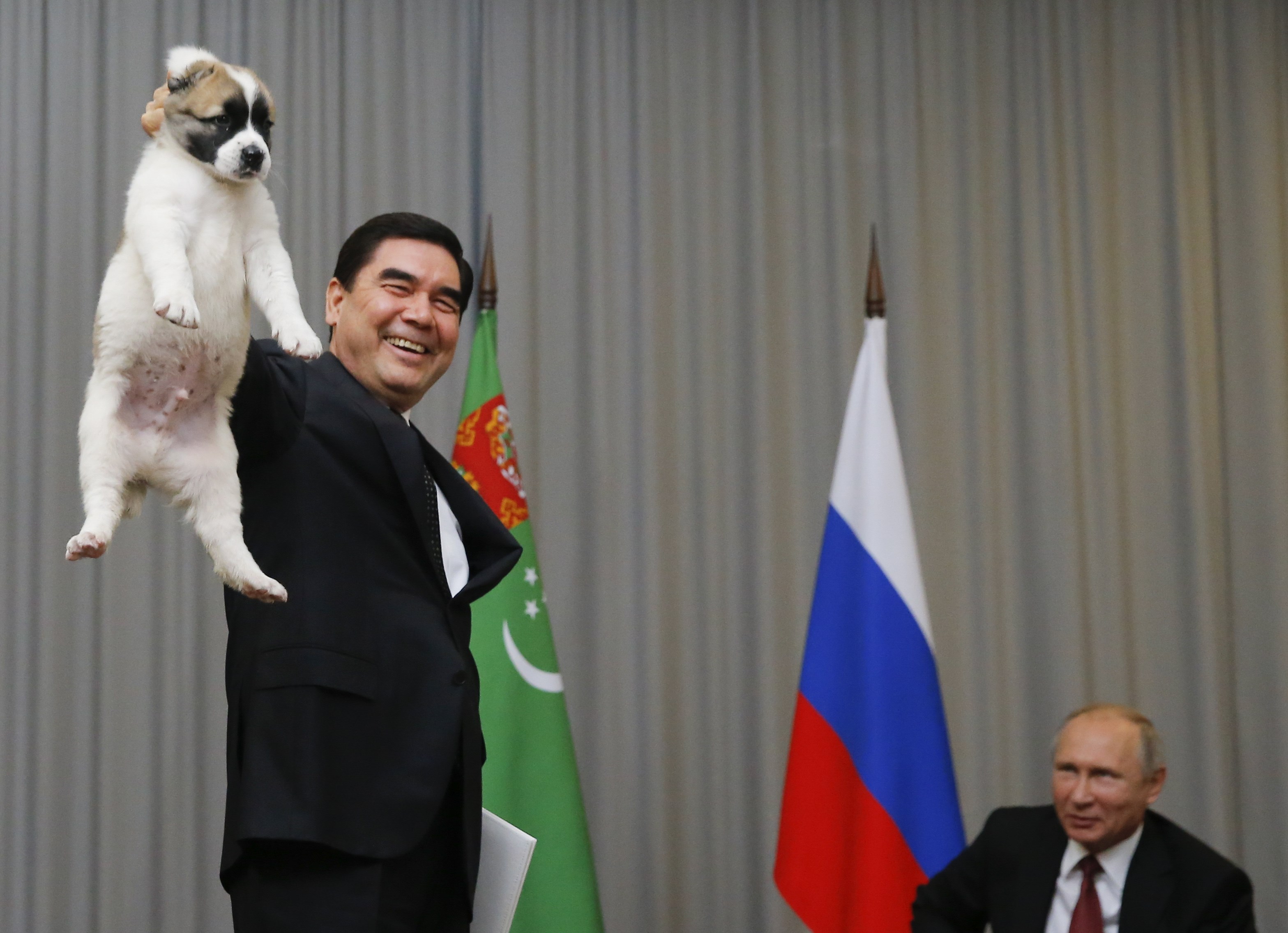 رئيس تركمانستان يحمل كلبا