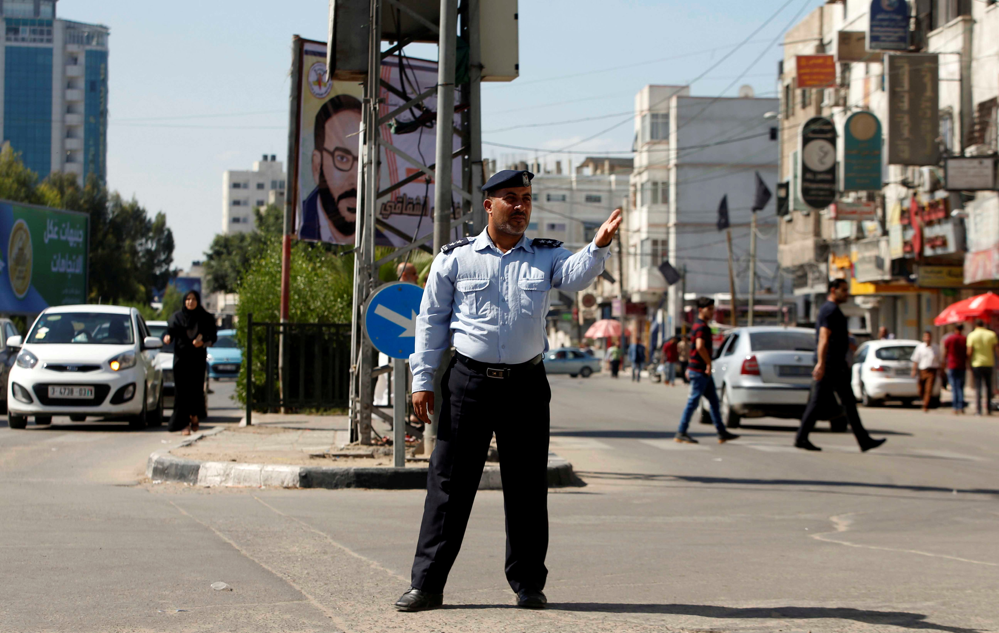شرطى ينظم المرور فى غزة خلال الاحتفال بالمصالحة
