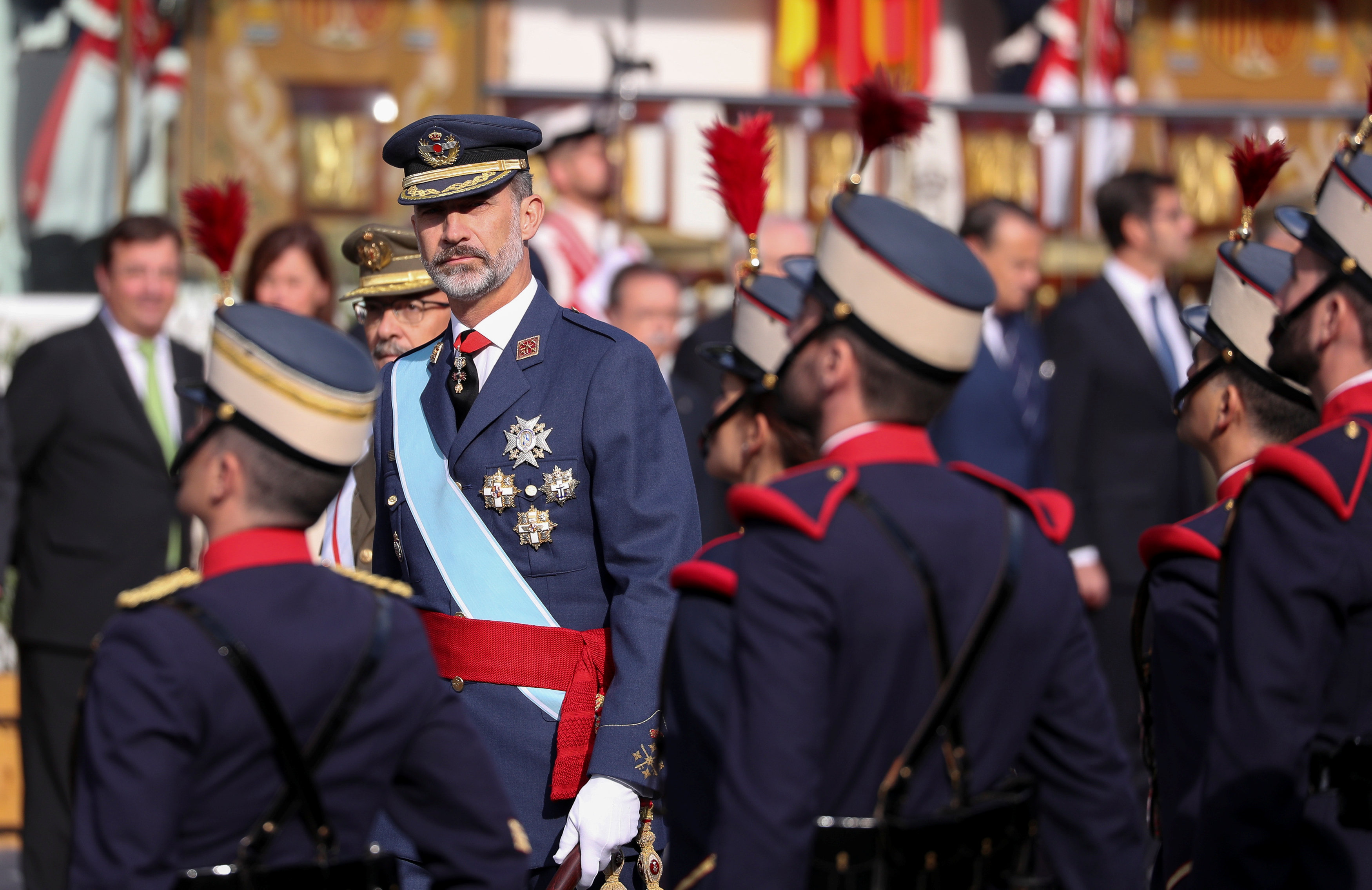 الملك فيليب السادس ملك إسبانيا يستعرض حرس الشرف