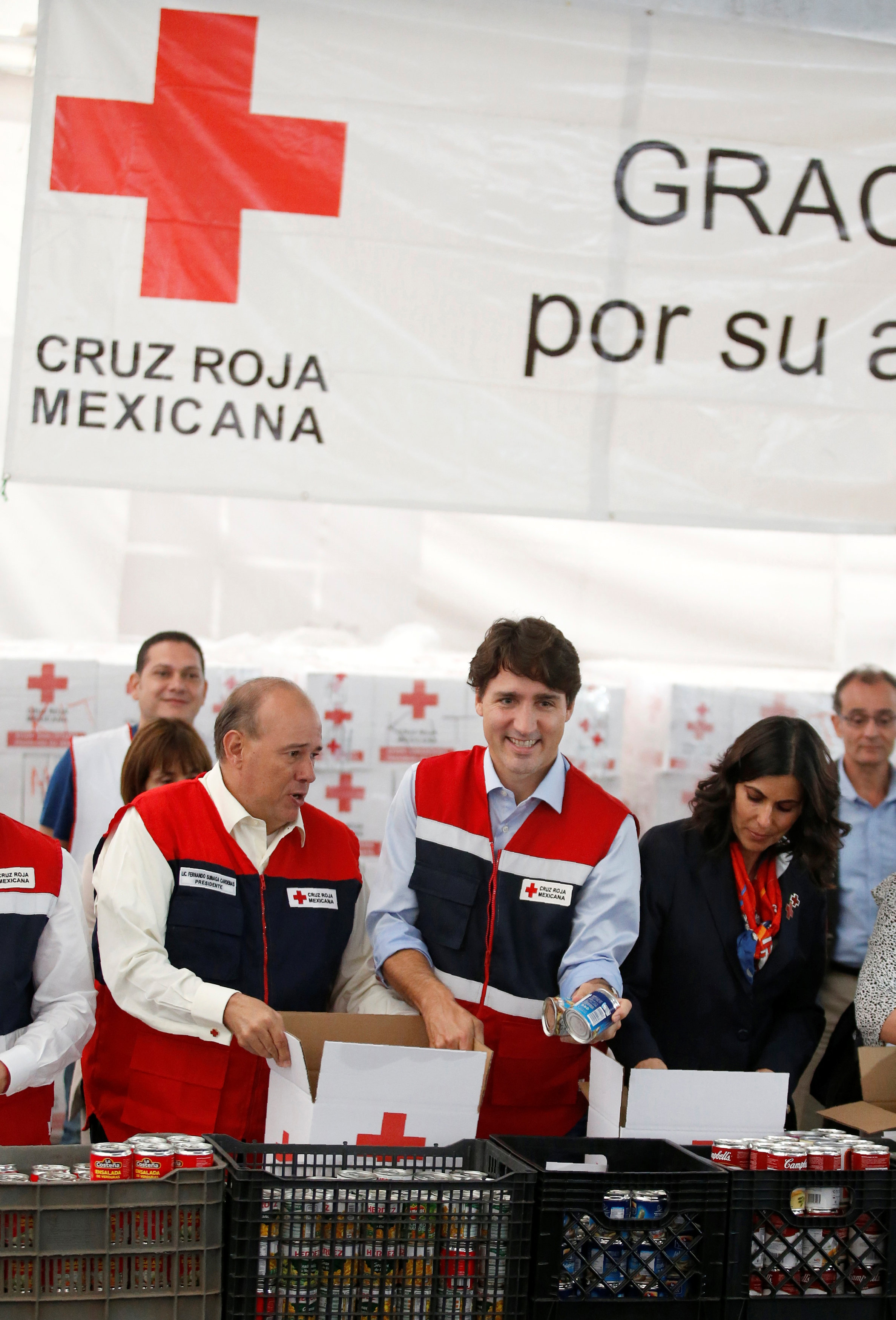 ترودو يشارك في عمل الصليب الأحمر