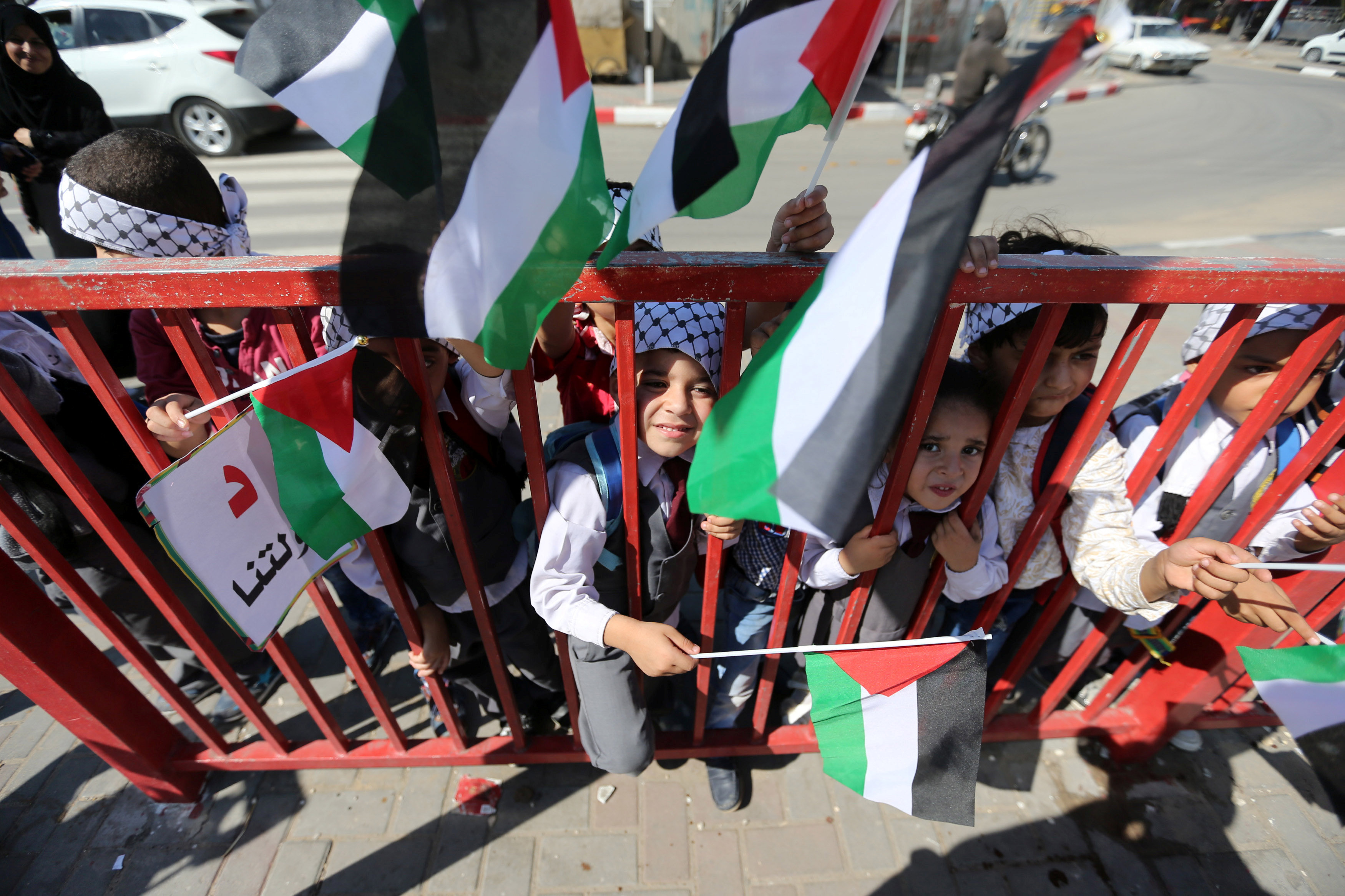 أطفال يحتفلون بإتمام المصالحة الفلسطينية