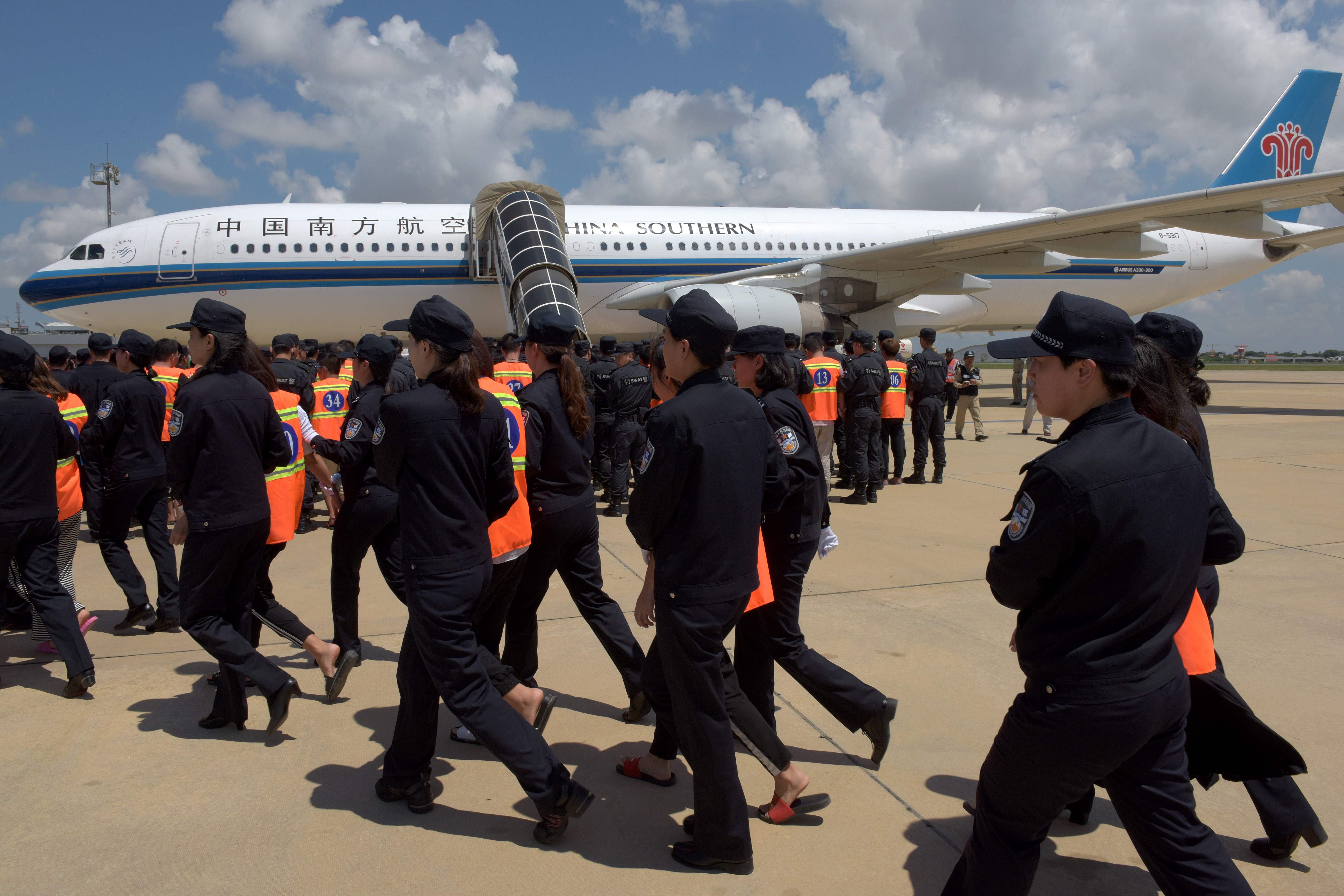 نقل المتهمين الصينيين من المطار