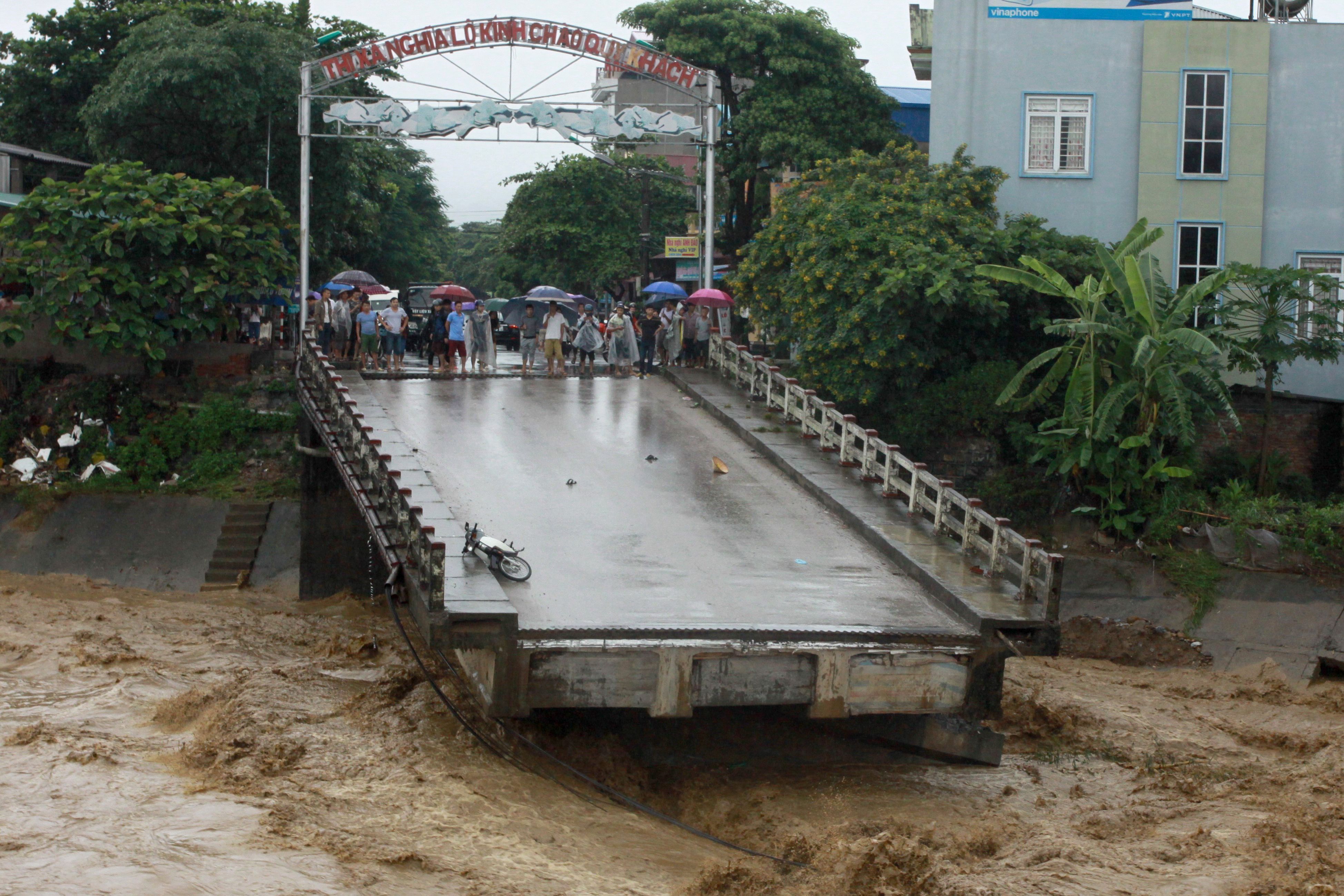 مواطنين يتابعون مياه الفيضان الجارفة فى فيتنام