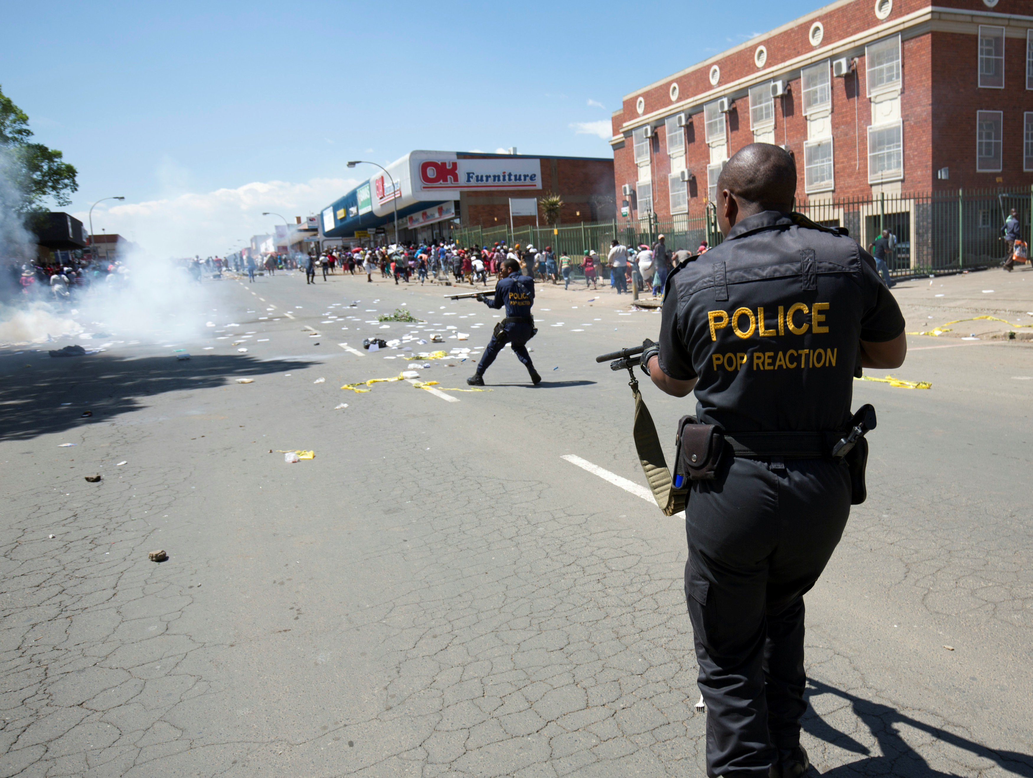 الشرطة تفرق متظاهرين فى جنوب أفريقيا