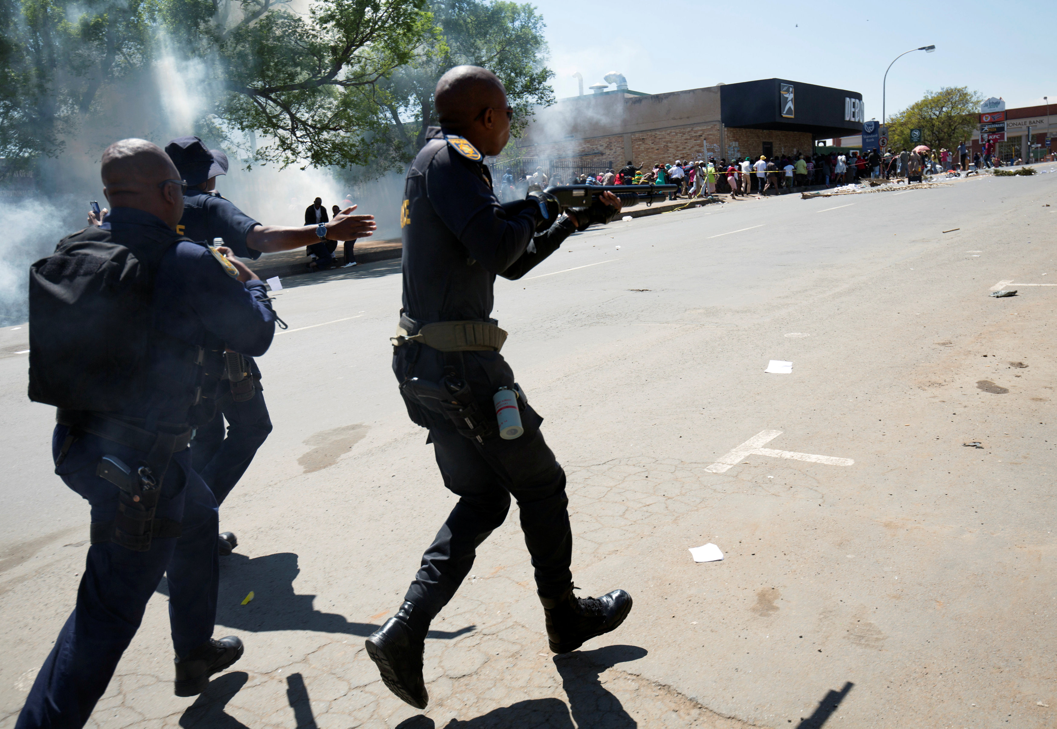 الشرطة تواجه محتجين فى جنوب أفريقيا