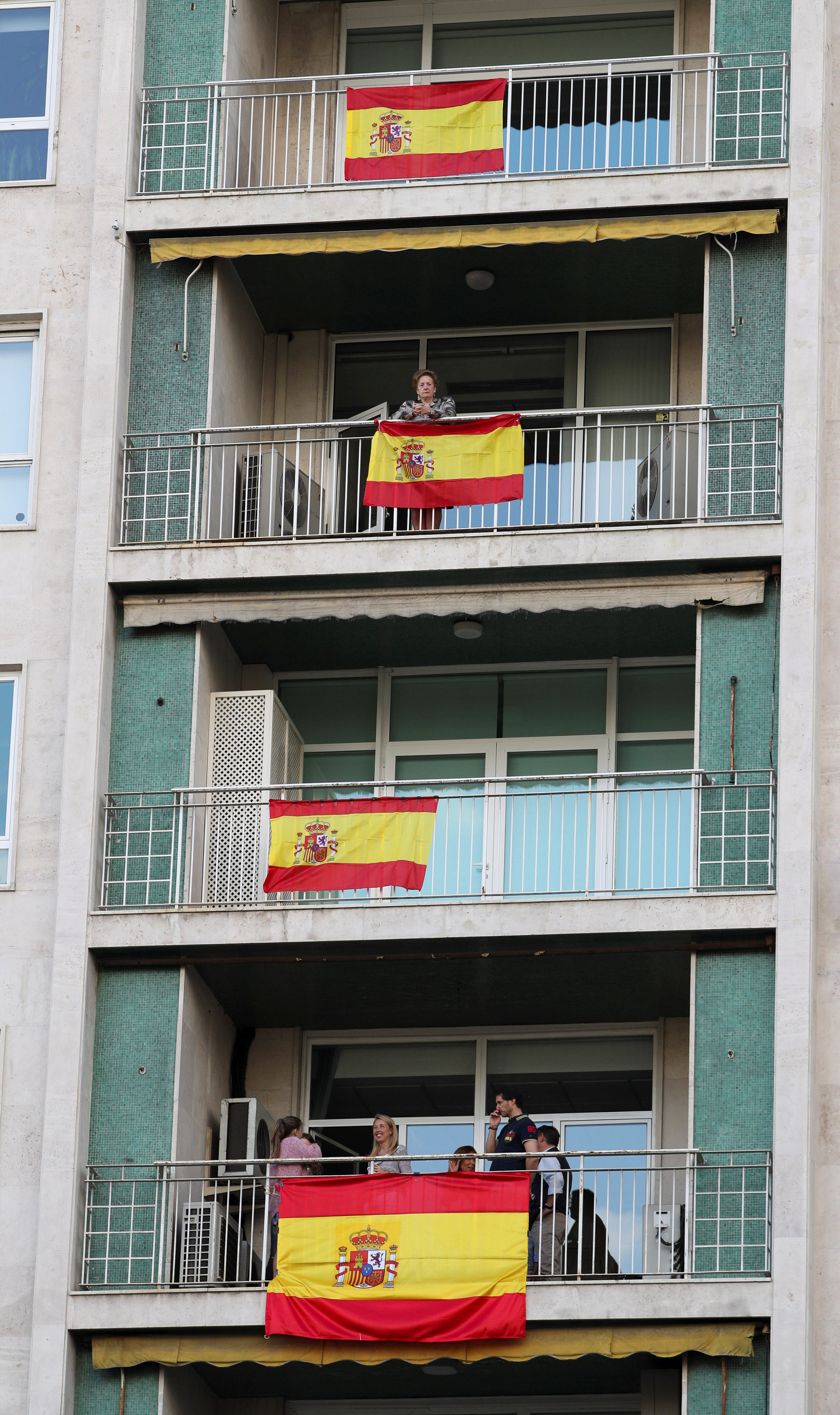 الأعلام الإسبانية على شرفات المنازل خلال العيد الوطنى