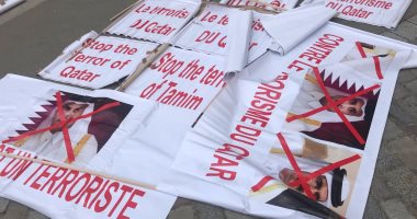 3- بالصور.. لافتات المحتجين أمام اليونسكو تفضح شراء المرشح القطرى للأصوات