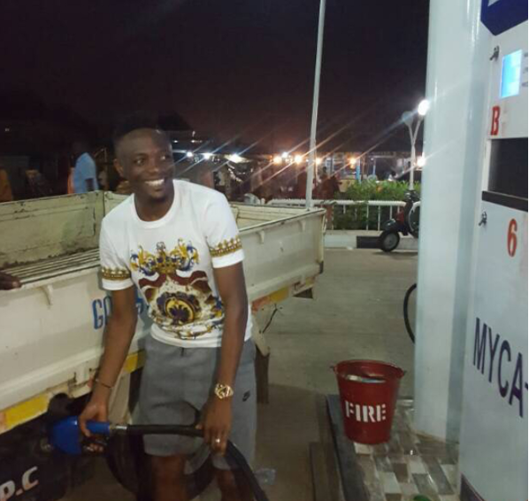 نجم نيجيريا داخل محطة الوقود