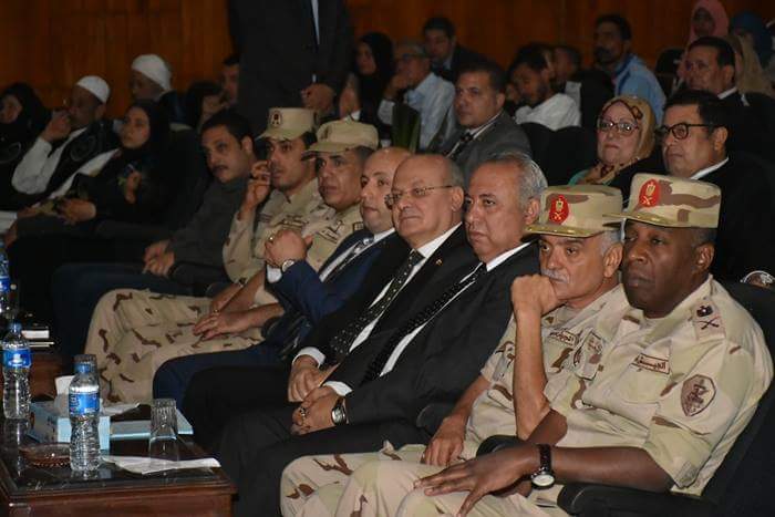 محافظ الشرقية ورئيس الجامعة يكرمان أسر شهداء الجيش والشرطة  (2)