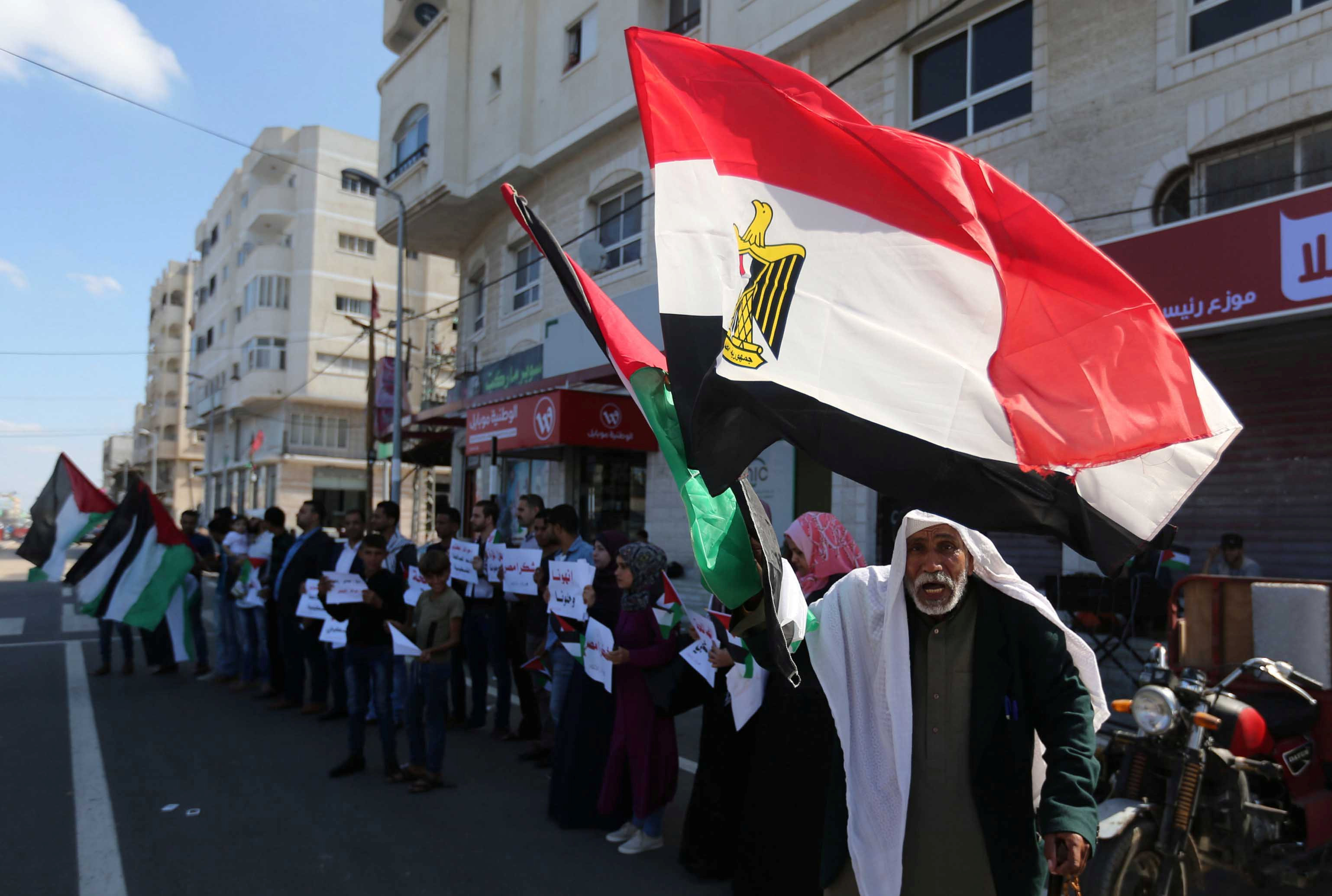 فلسطينيون يحتفلون بإتمام المصالحة بين حماس وفتح