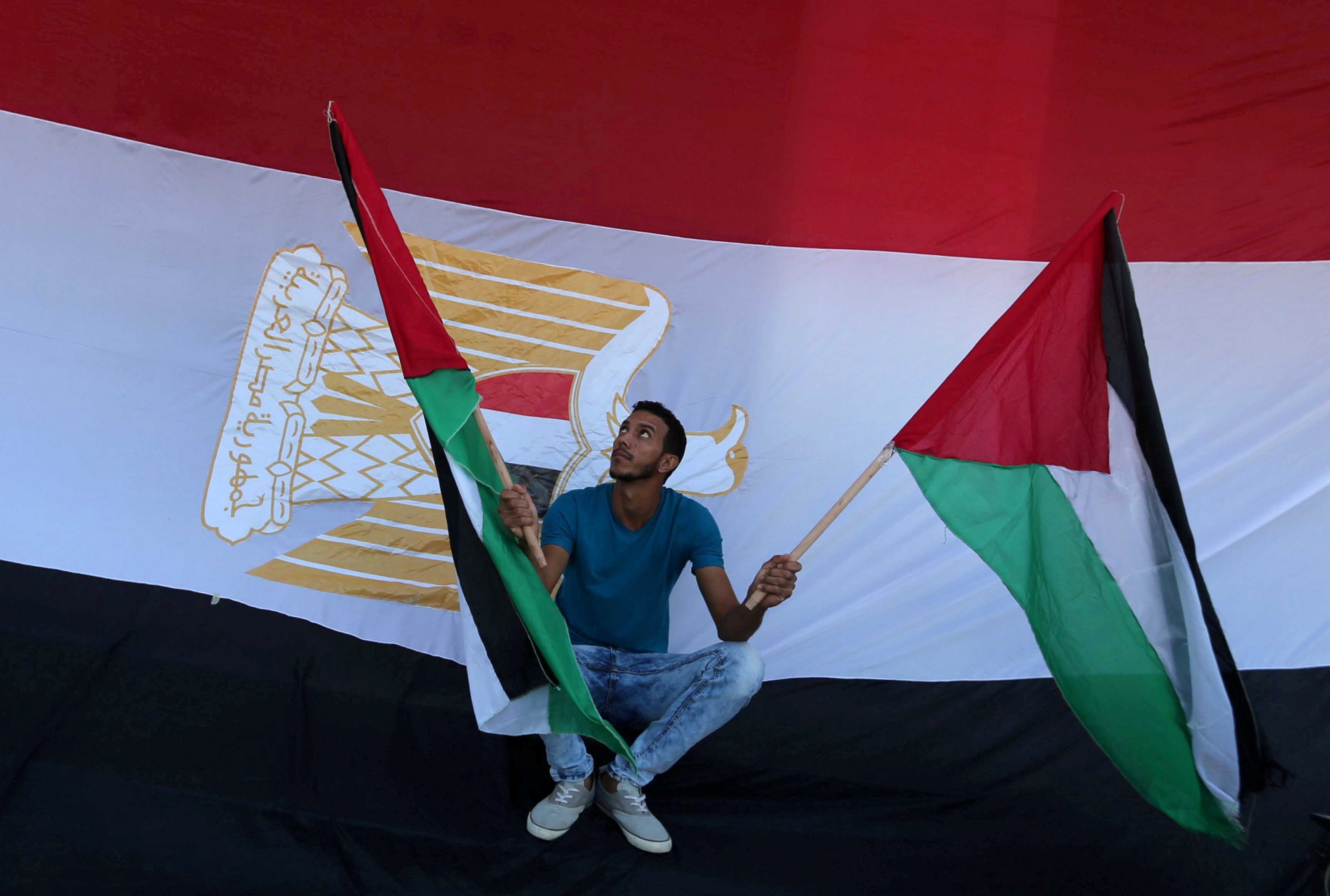 علم مصر يزين سماء غزة