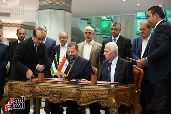عزام الأحمد رئيس اللجنة المركزية لفتح وصالح العارورى نائب رئيس المكتب السياسى لحماس خلال توقيع اتفاق المصالحة.