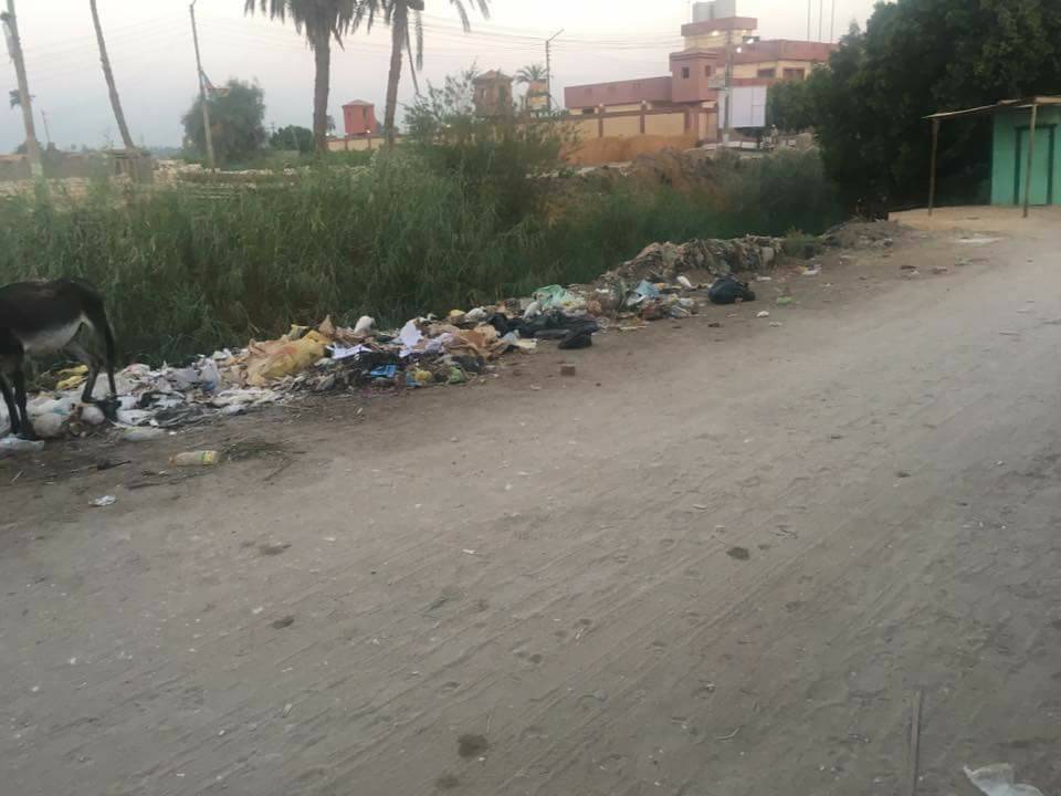 صورة أخرى توضح تراكم القمامة أمام مدلخه القرية