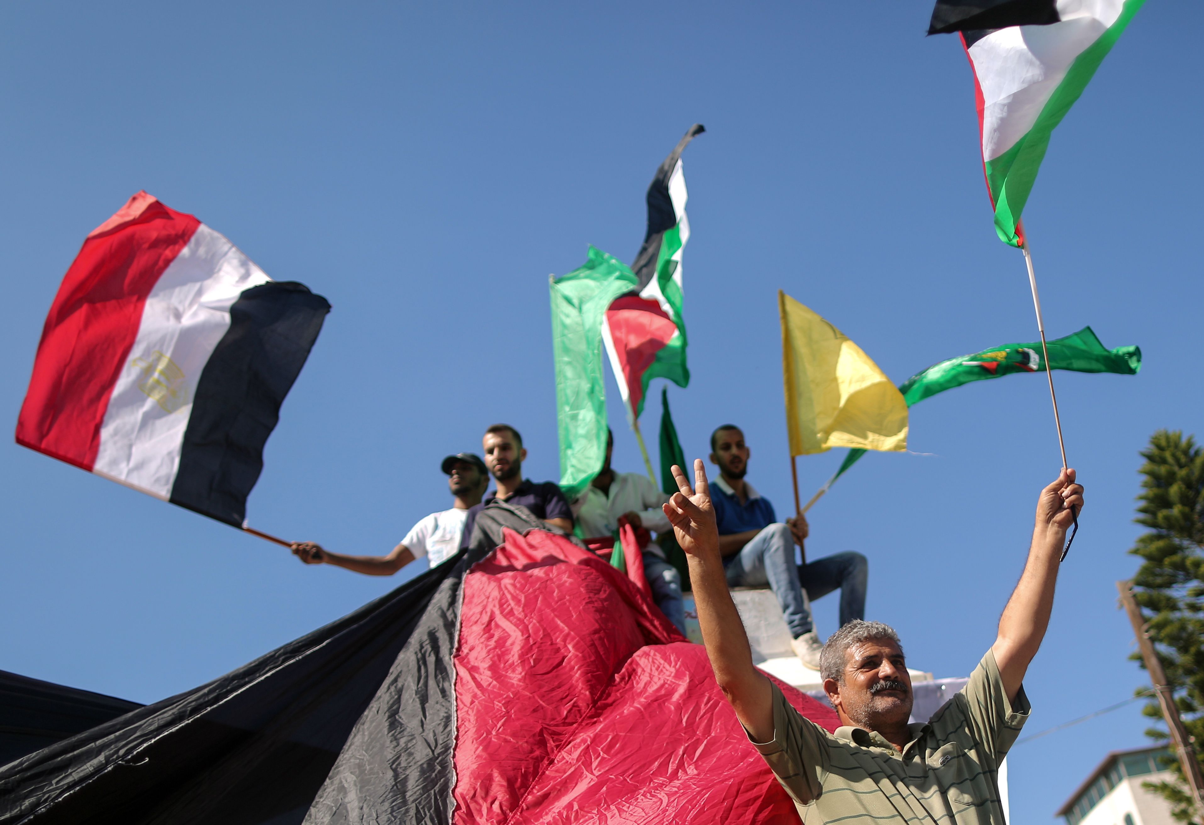 أعلام مصر بجانب أعلام فلسطين في غزة