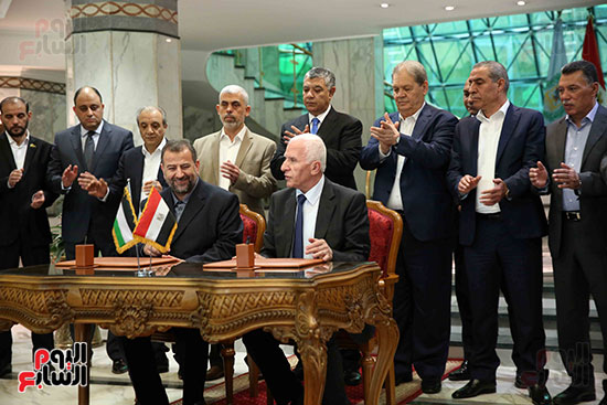  الوزير خالد فوزى وعزام الأحمد وصالح العارورى خلال توقيع اتفاق المصالحة.