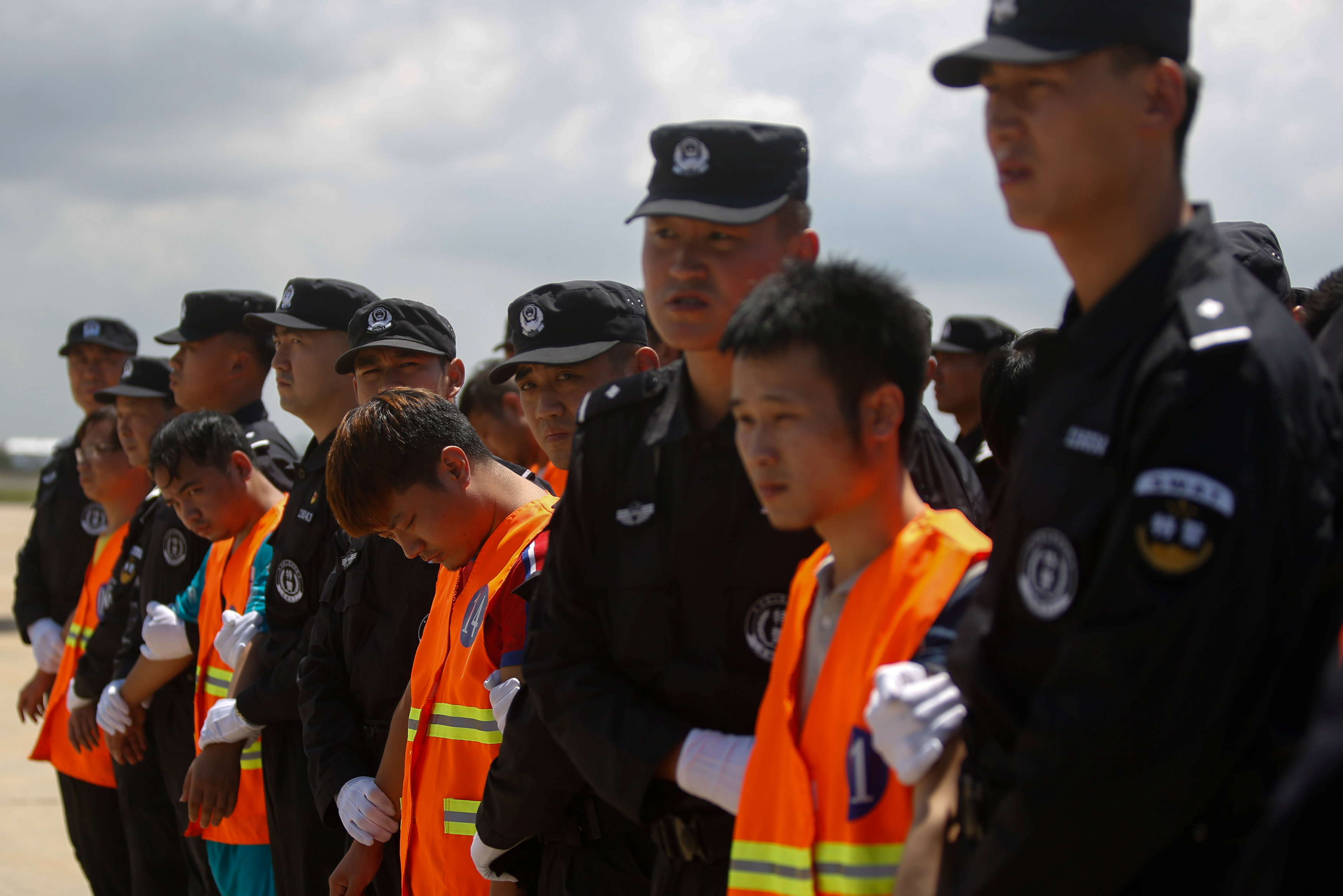 الشرطة الصينية تتسلم مواطنيها المشتبه بتورطهم فى قضايا احتيال