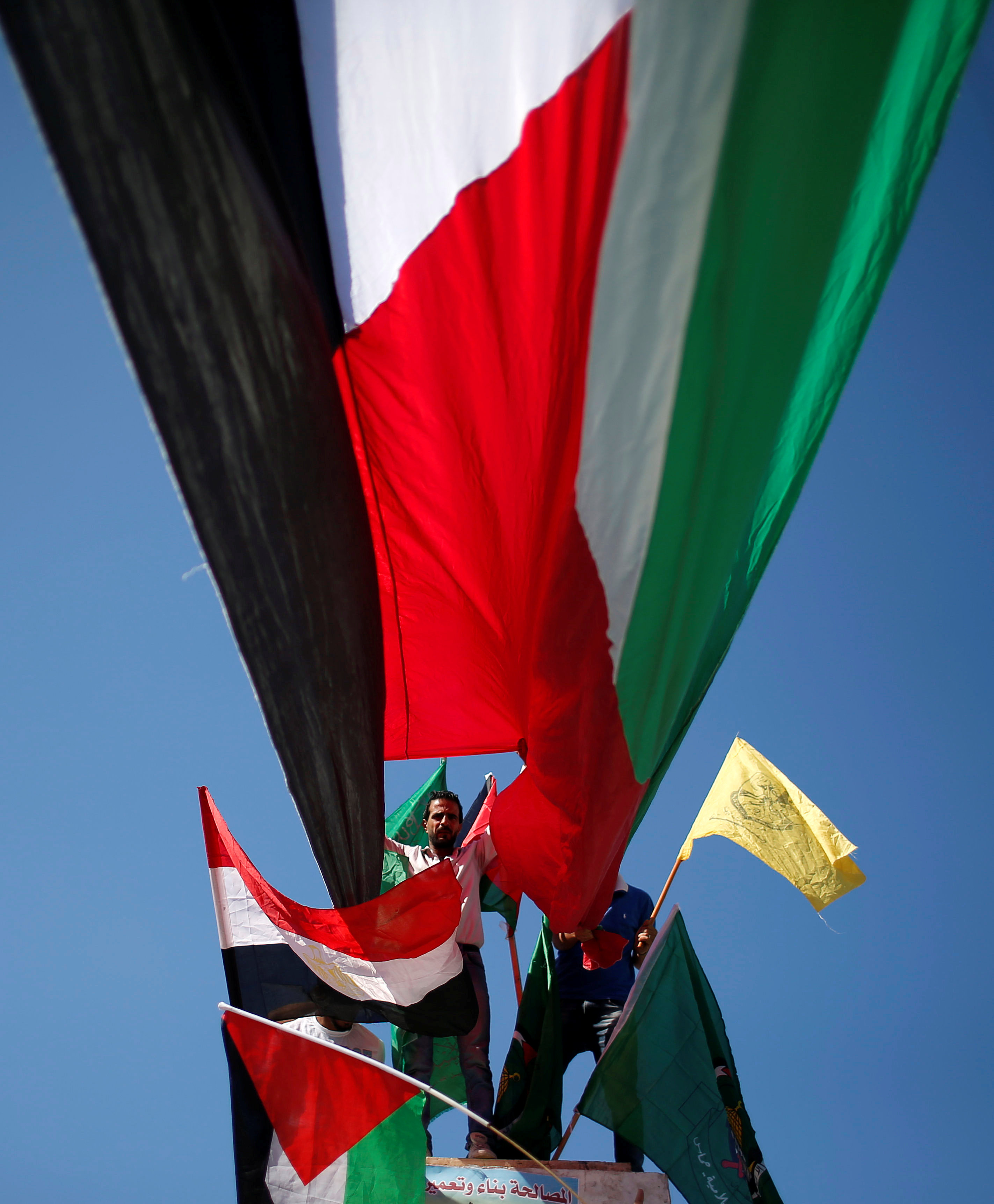 أعلام مصر وفلسطين تزين سماء قطاع غزة