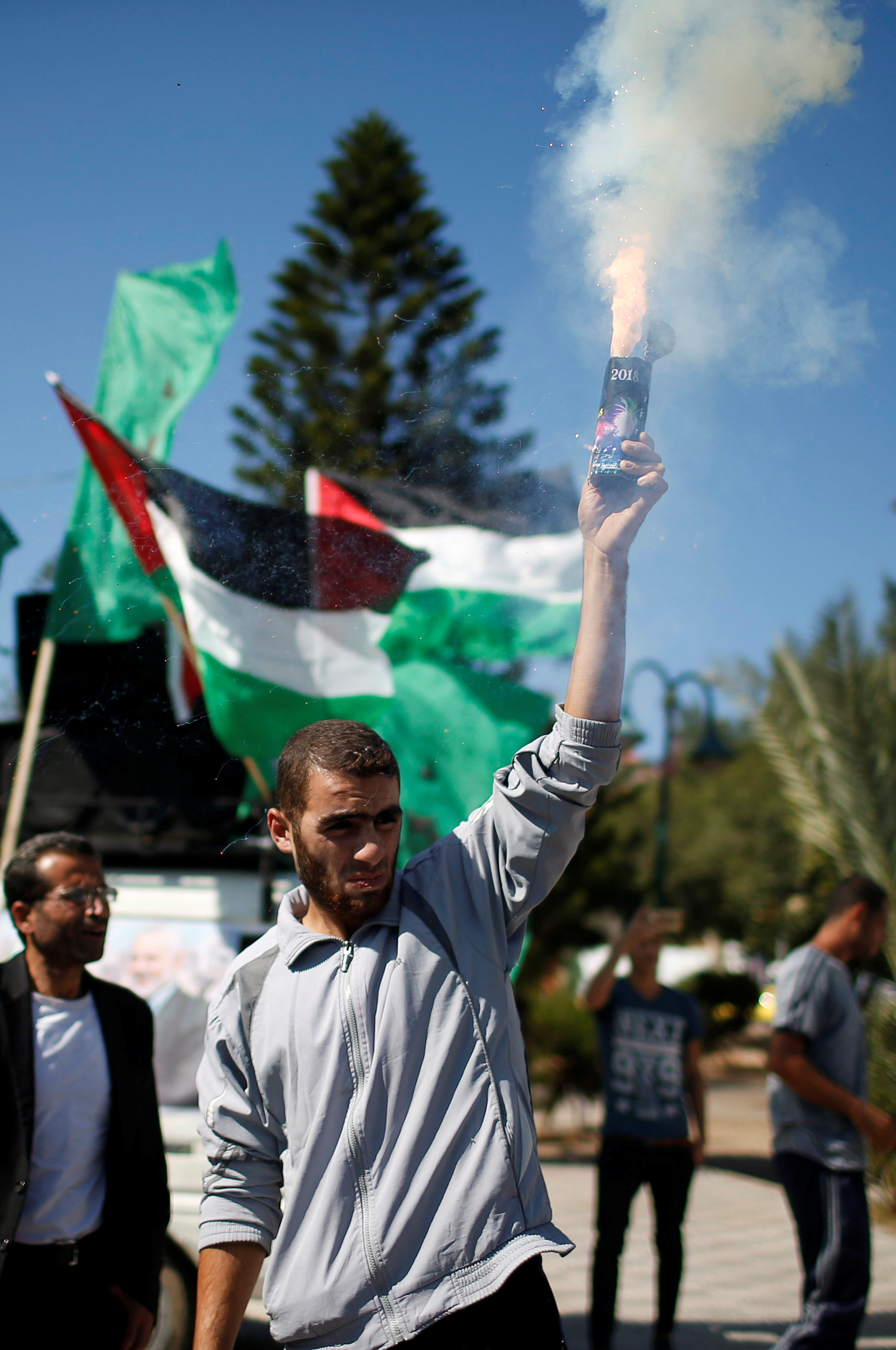 شاب يطلق الألعاب النارية احتفالًا بإتمام المصالحة الفلسطينية