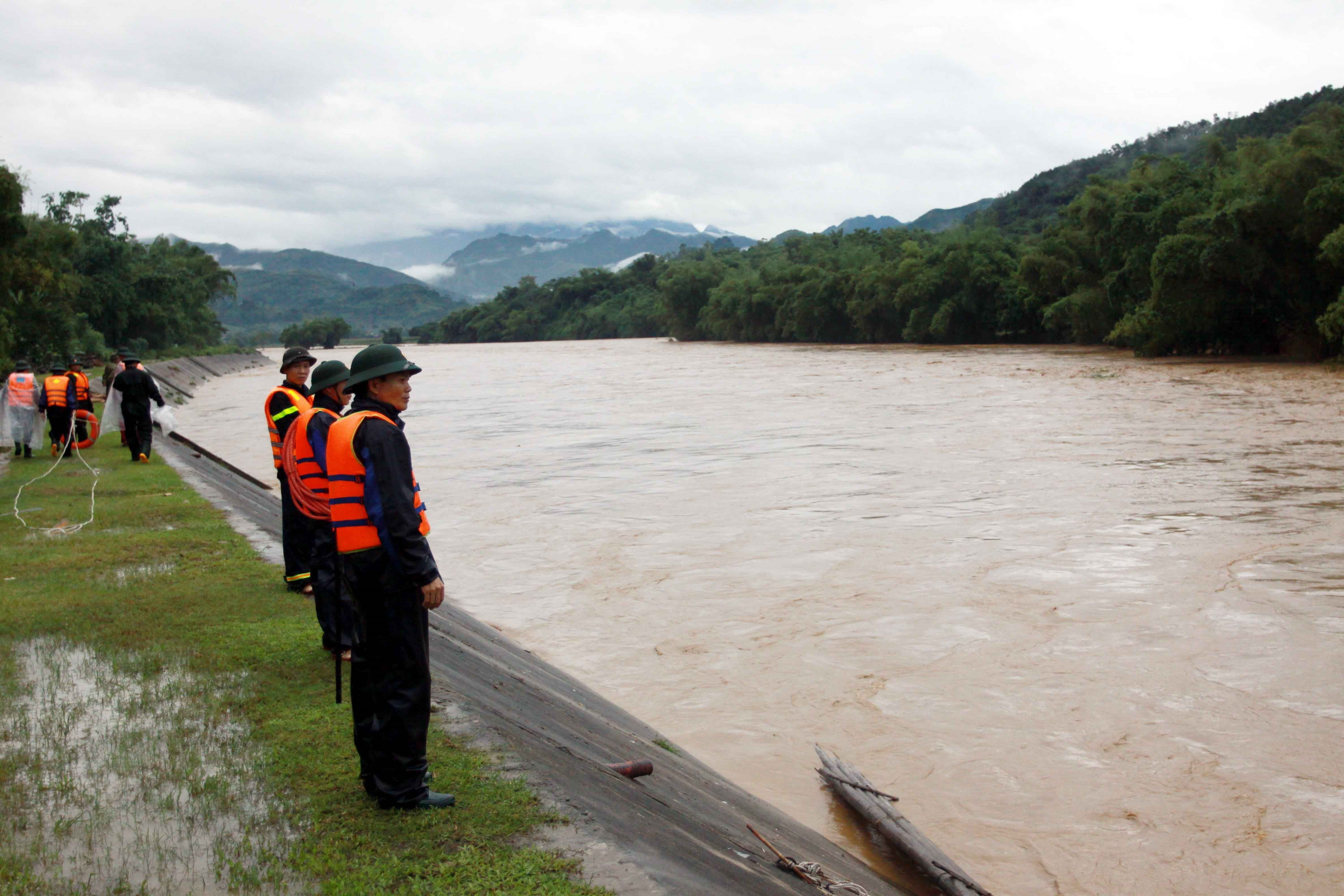فرق الإنقاذ تقف على ضفاف مخرات الفيضانات