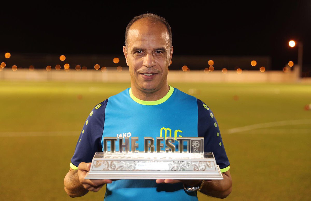 محمود جابر يحمل جائزة لاعب الشهر