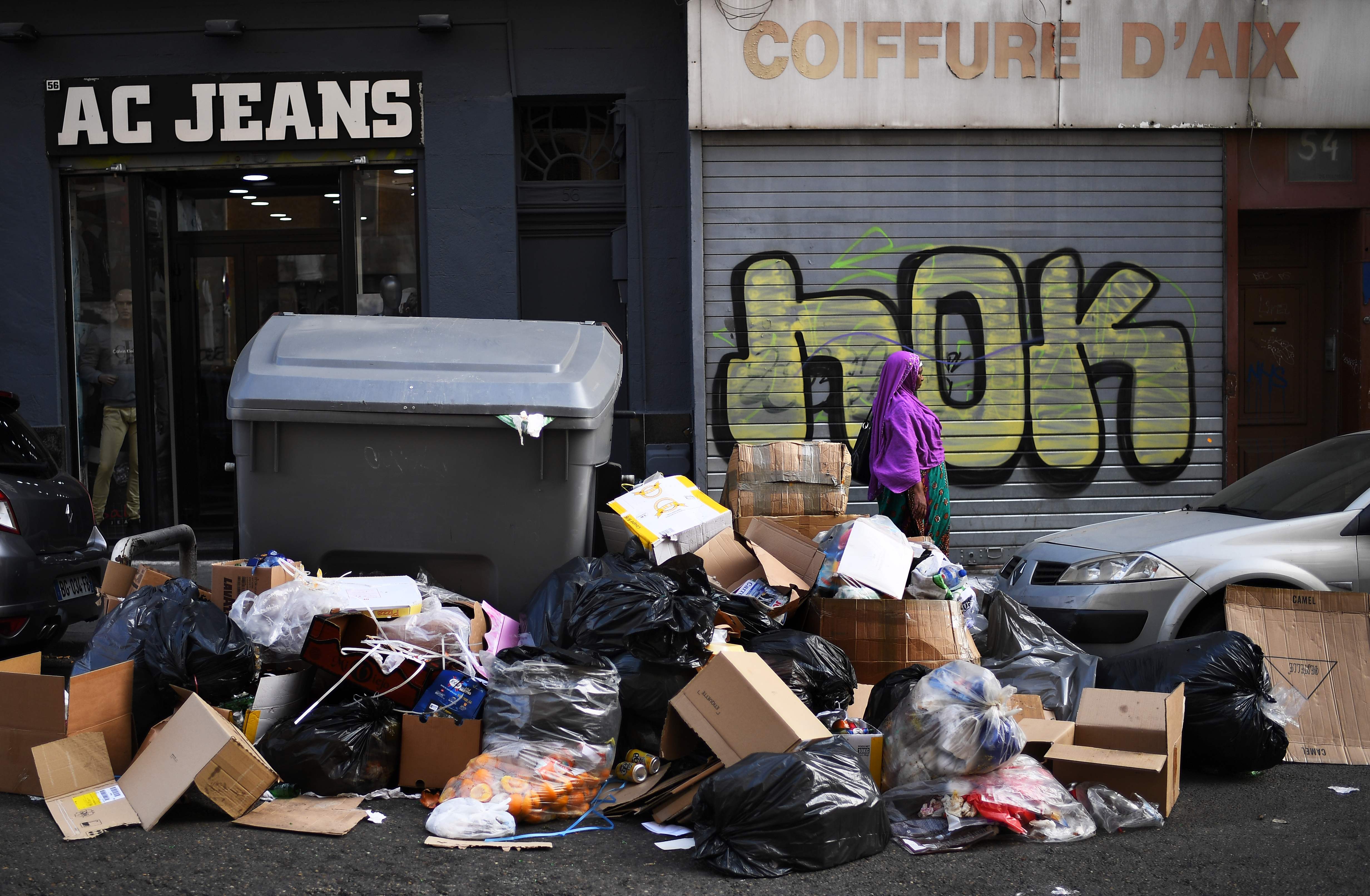 القمامة في شوارع مارسيليا