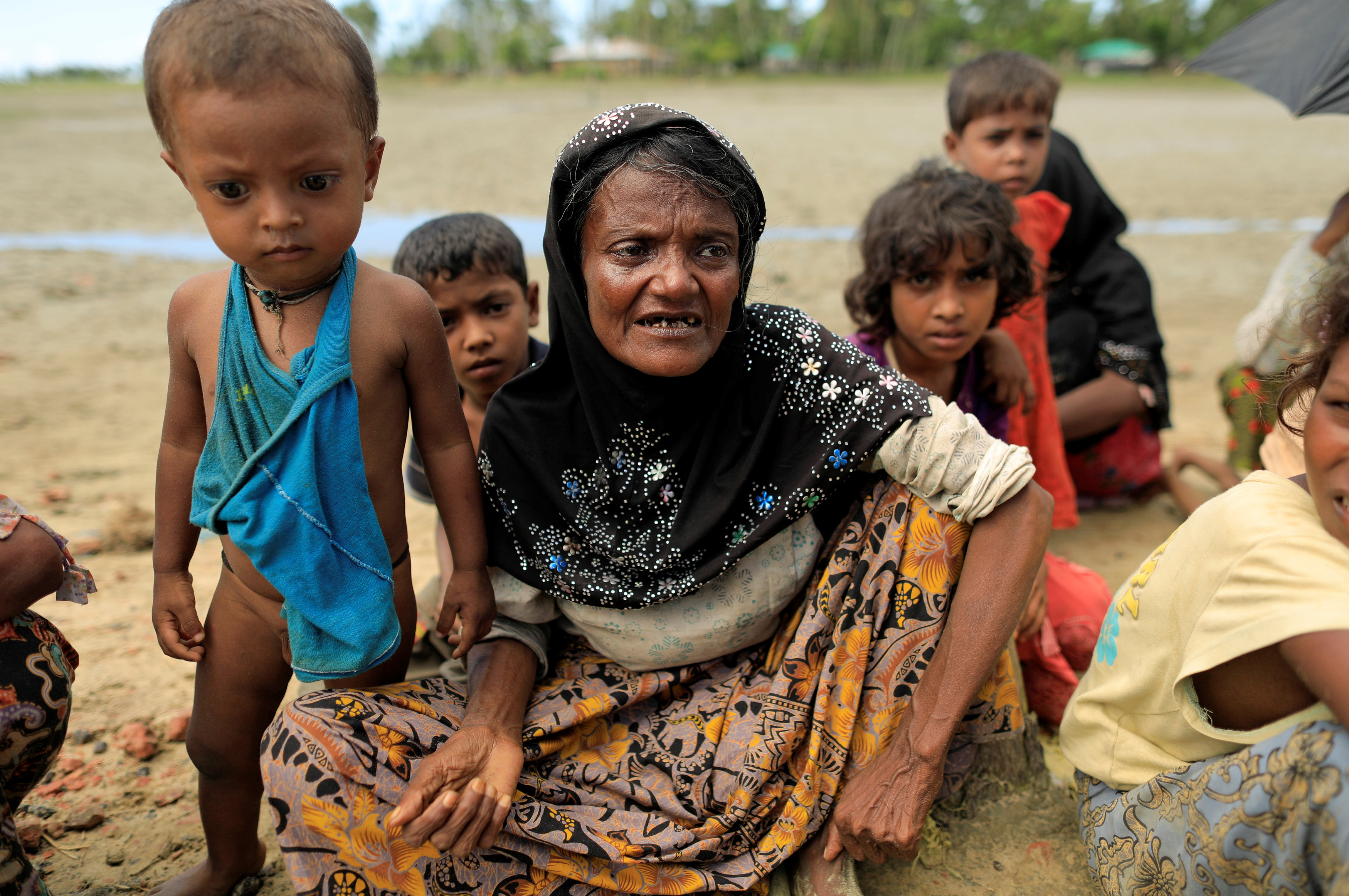 سيدة مسنة تهرب إلى بنجلاديش