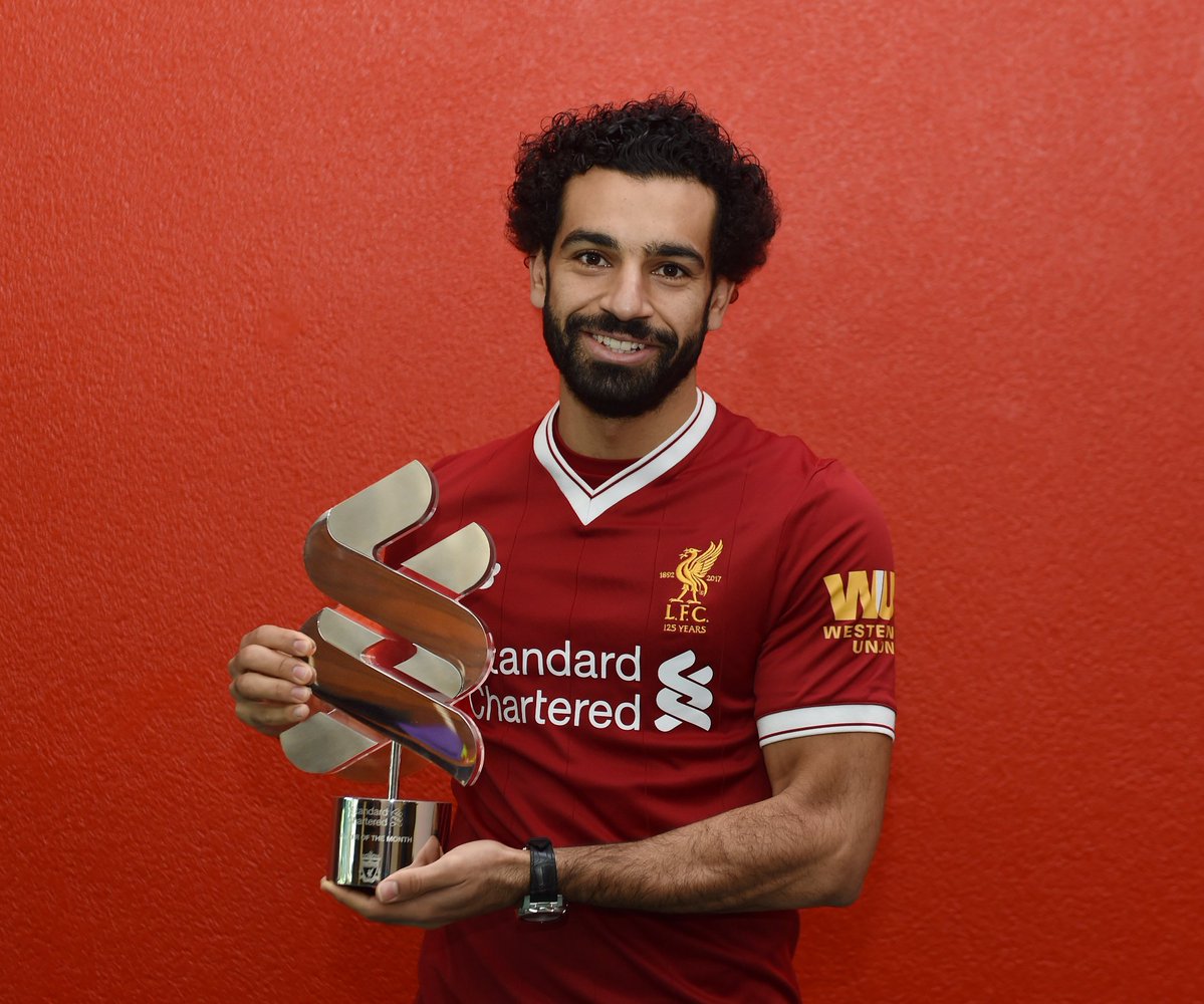 محمد صلاح يتسلم جائزة لاعب الشهر في ليفربول