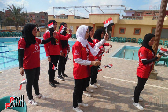 الطالبات يقدمن العروض المتعددة ويحملن علم مصر