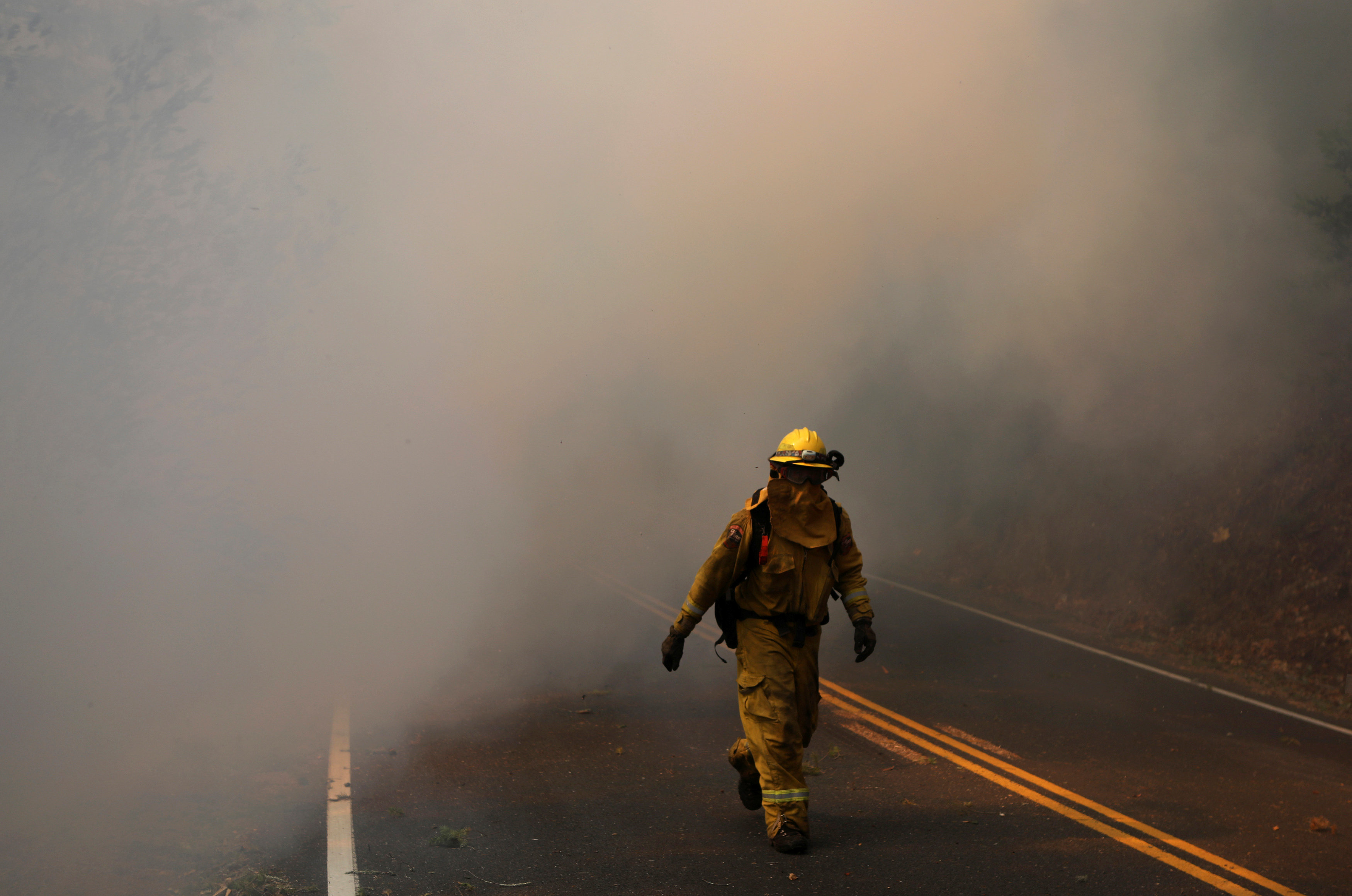 دخان ينبعث من حرائق غابات كاليفورنيا
