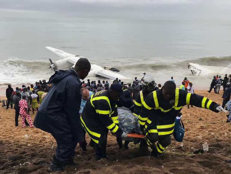 فرق الإنقاذ تنتشل طائرة محطمة فى ساحل العاج