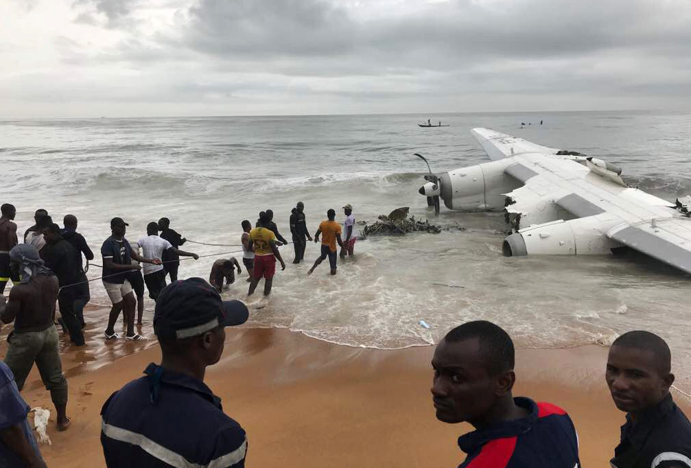 مواطنون ينتشلون طائرة محطمة فى البحر بساحل العاج