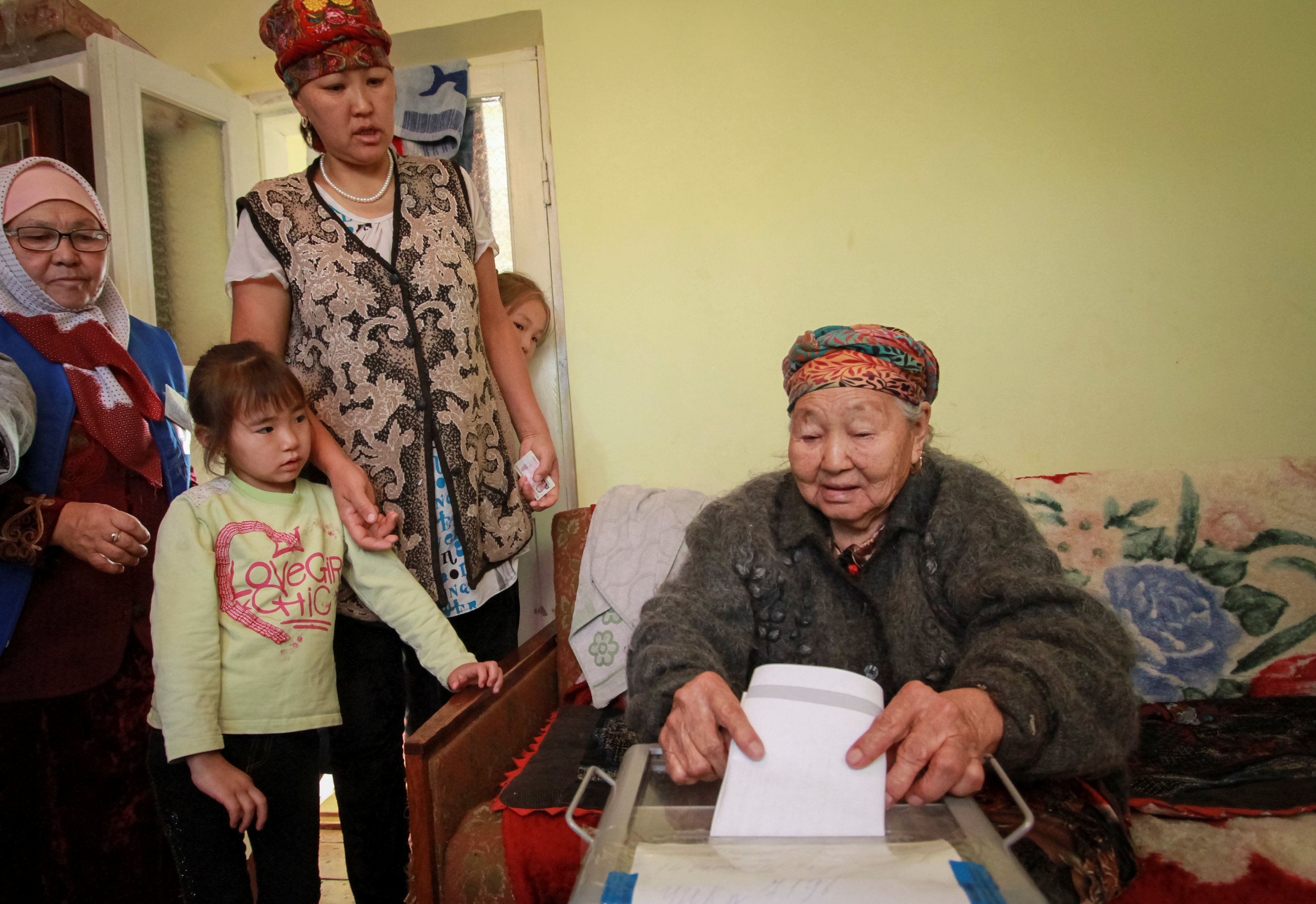 ناخبة تدلى بصوتها فى انتخابات الرئاسة بقرغيزستان