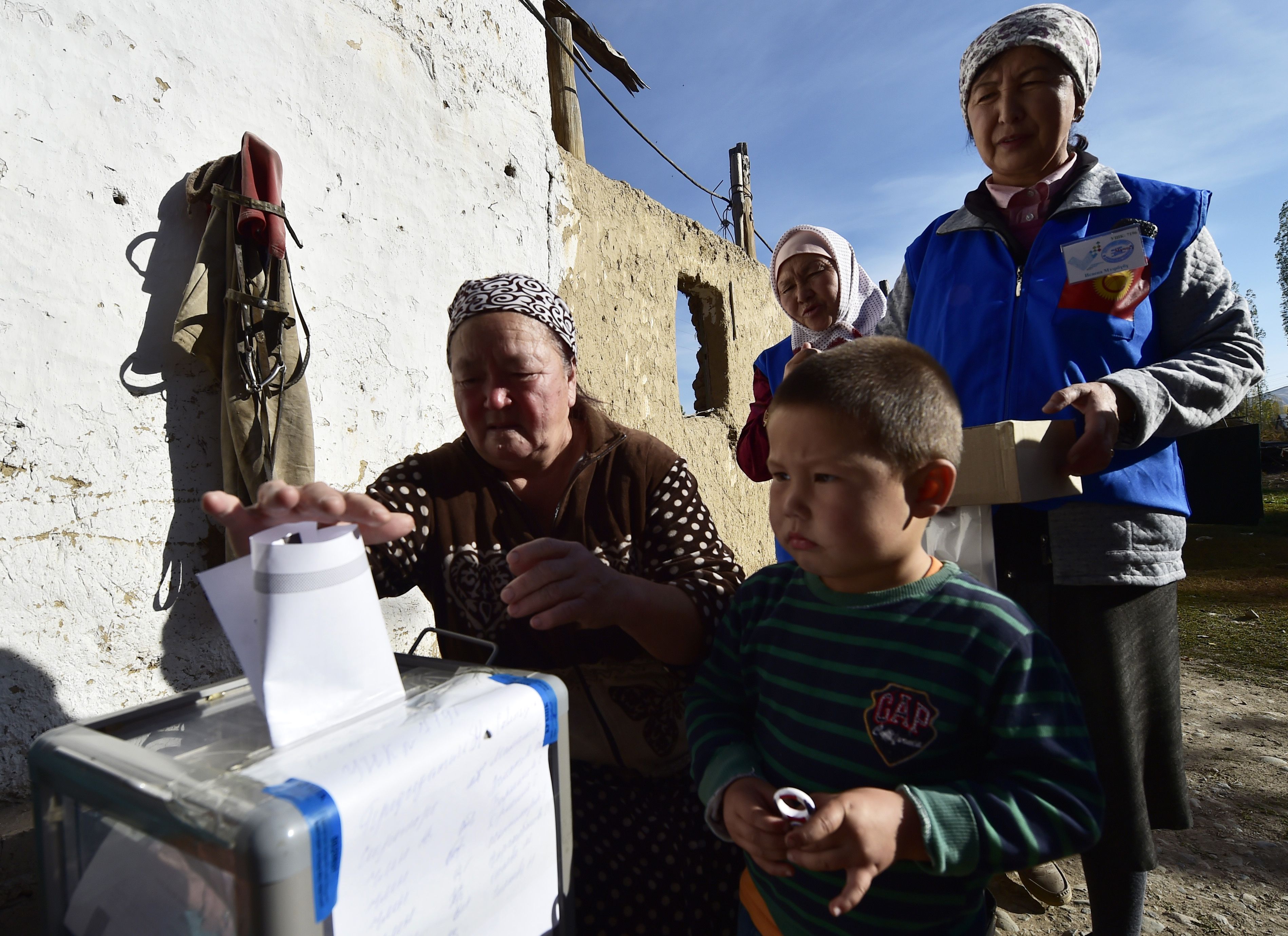 طفل يتابع عملية التصويت فى انتخابات قرغيزستان