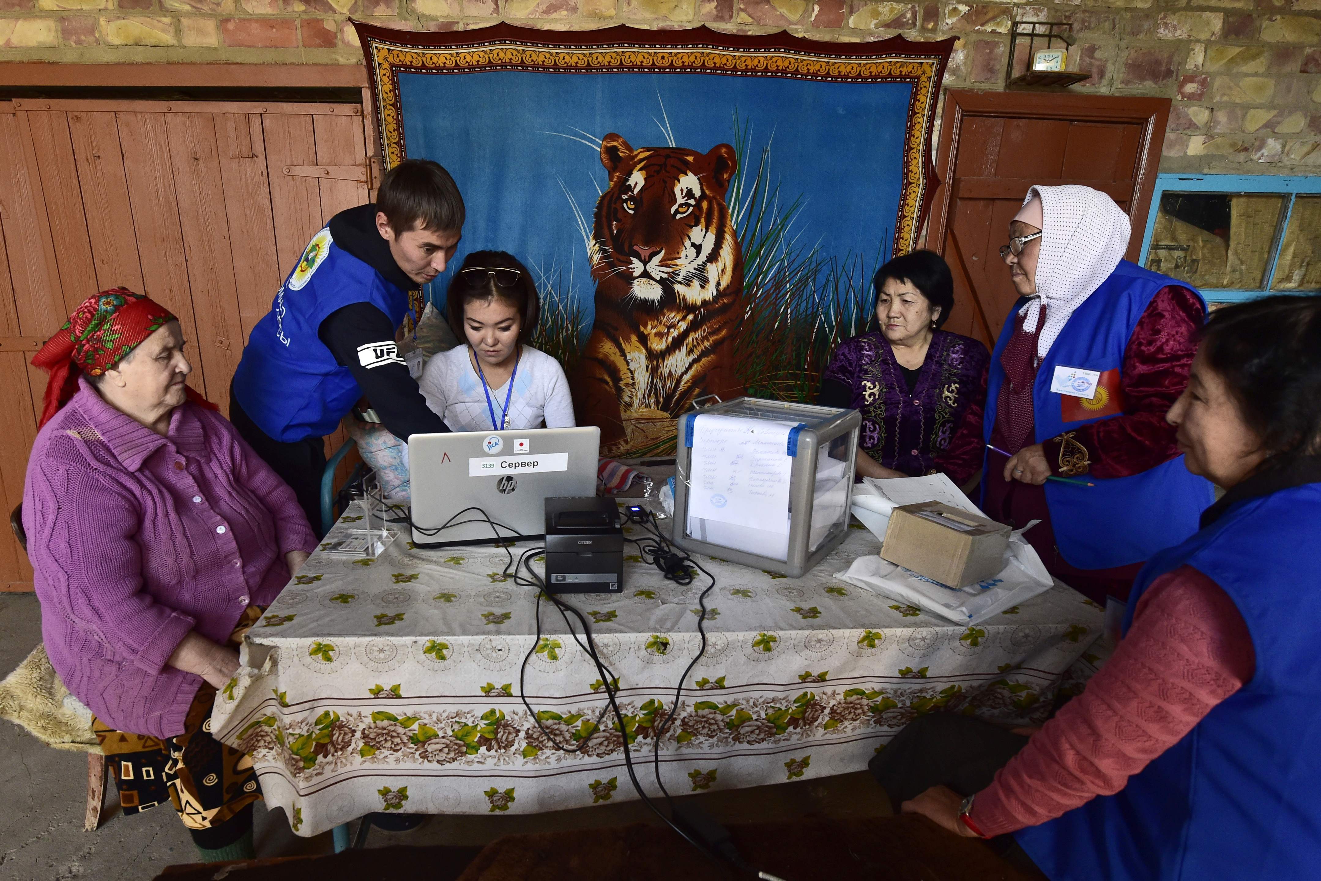 لجنة اقتراع فى الانتخابات الرئاسية بقرغيزستان
