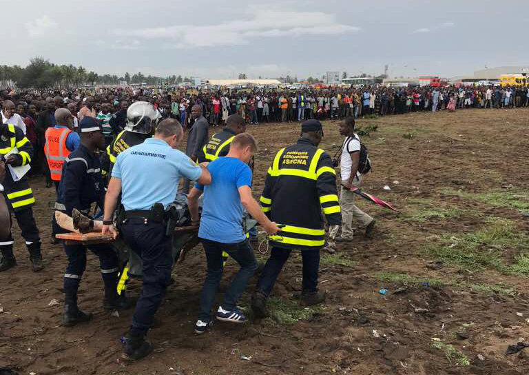 مئات المواطنين يتجمعون فى موقع سقوط طائرة بساحل العاج