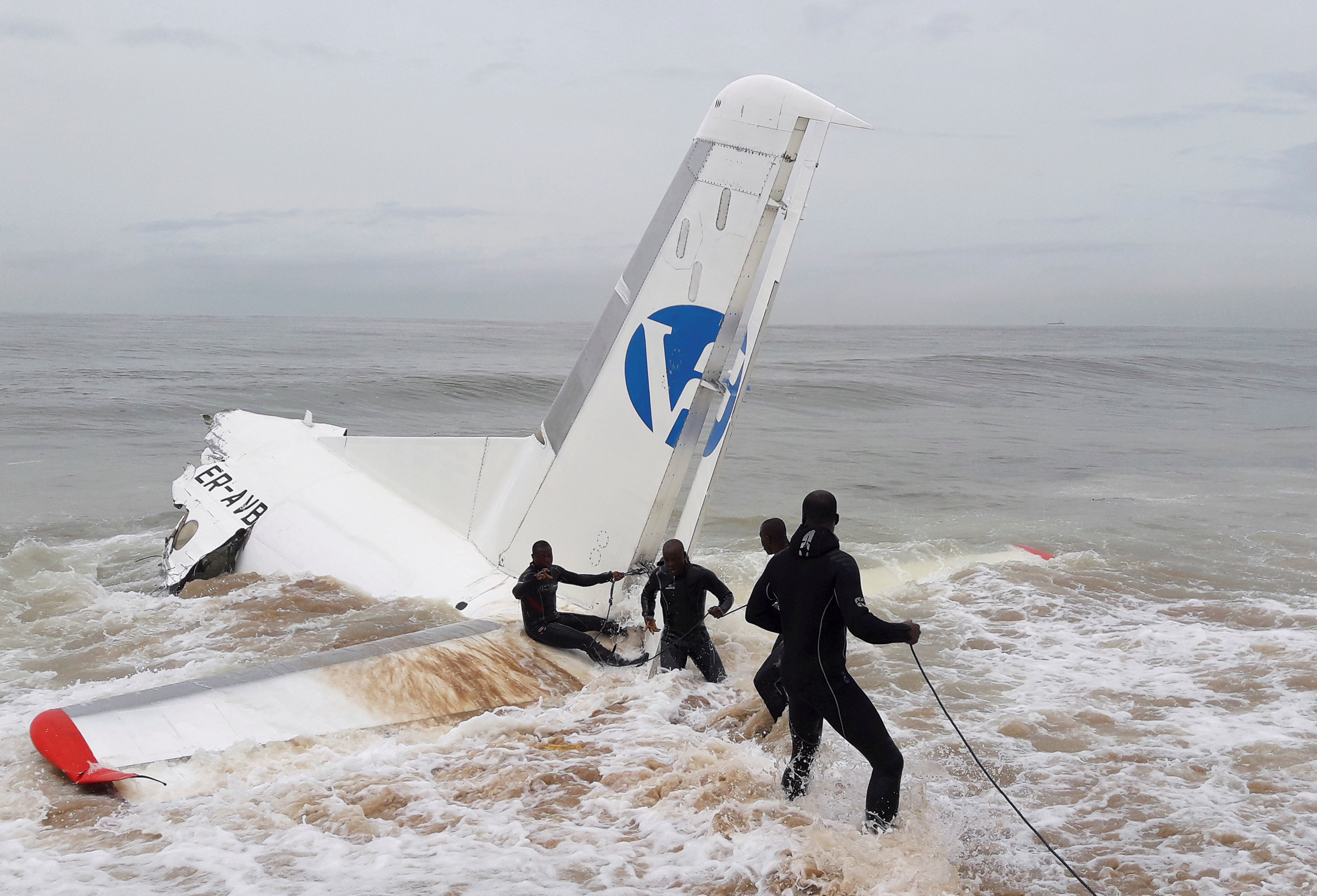 طائرة الشحن محطمة داخل المياه فى ساحل العاج