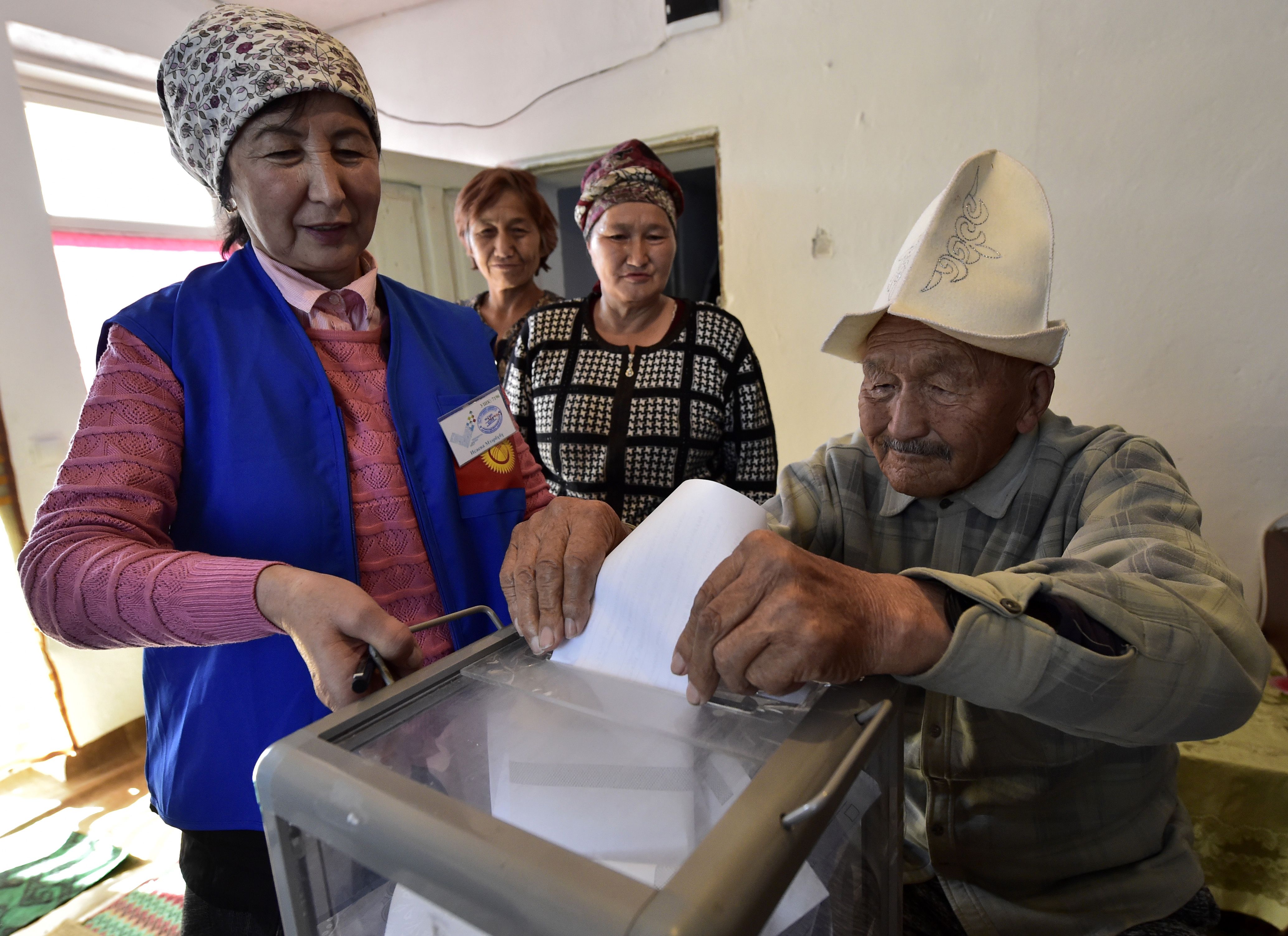 توافد الناخبين للإدلاء بأصواتهم فى انتخابات قرغيزستان