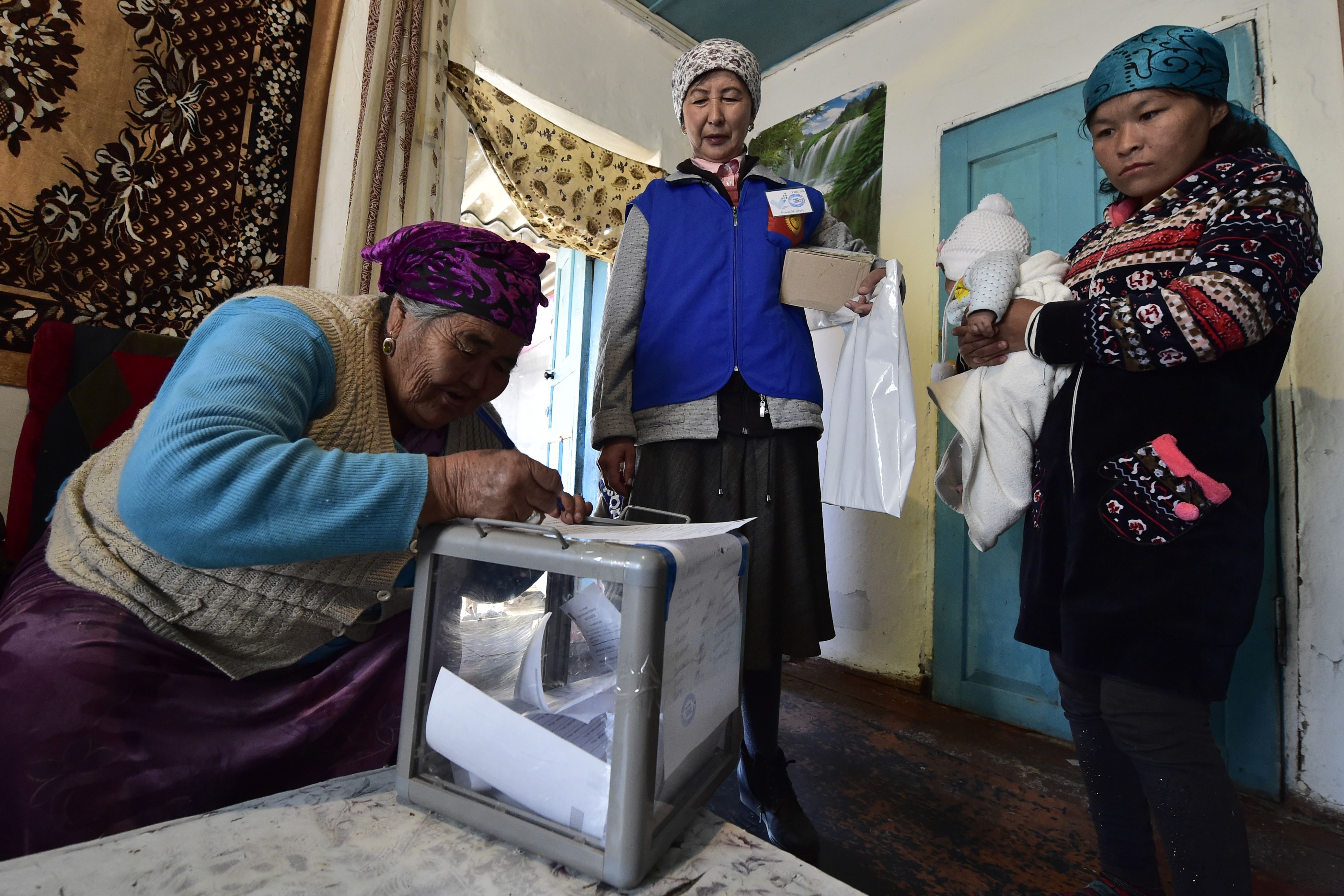 ناخبة توقع للإدلاء بصوتها فى انتخابات رئاسة قرغيزستان