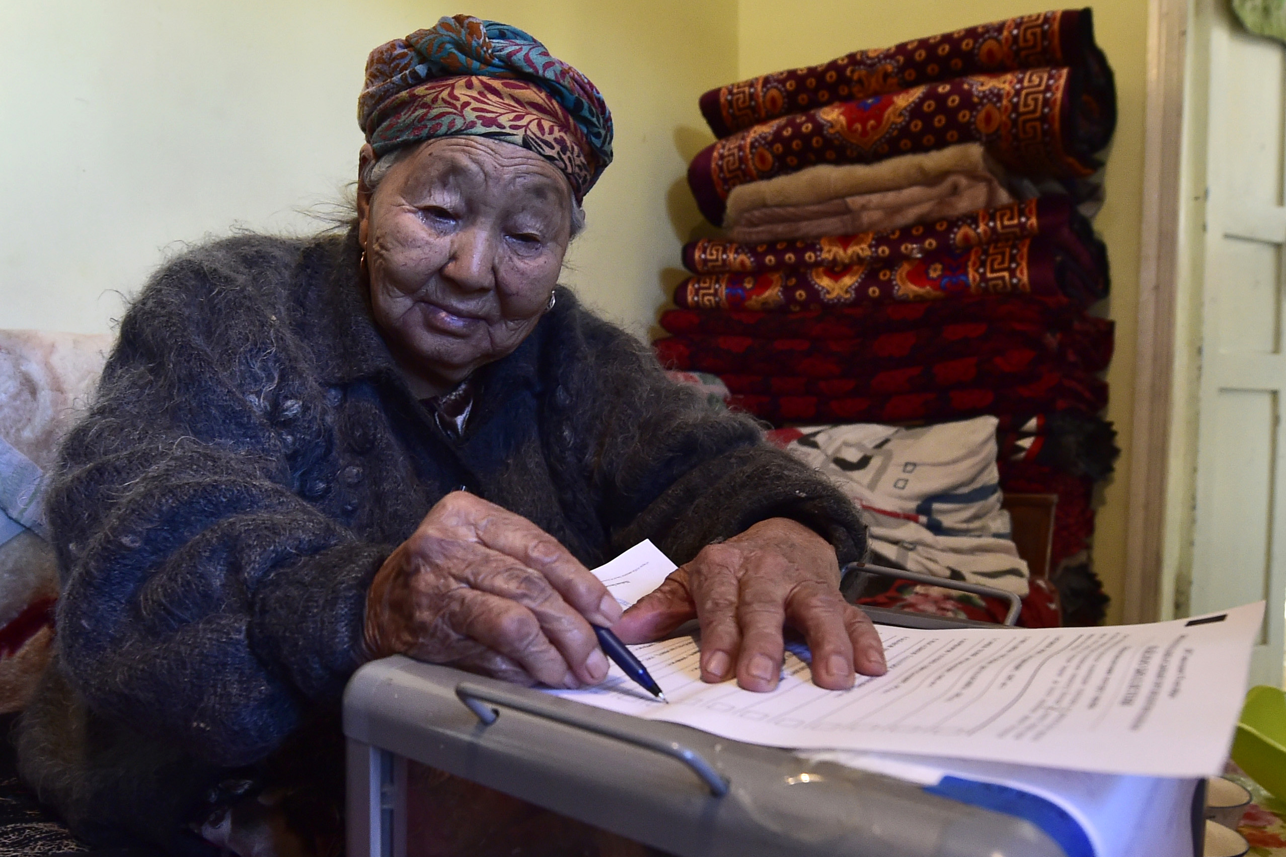 سيدة عجوز تدلى بصوتها فى انتخابات رئاسة قرغيزستان