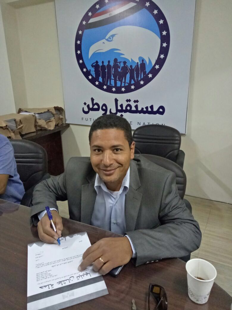 توقيع استمارات علشان تبنيها لدعم ترشح السيسي (4)