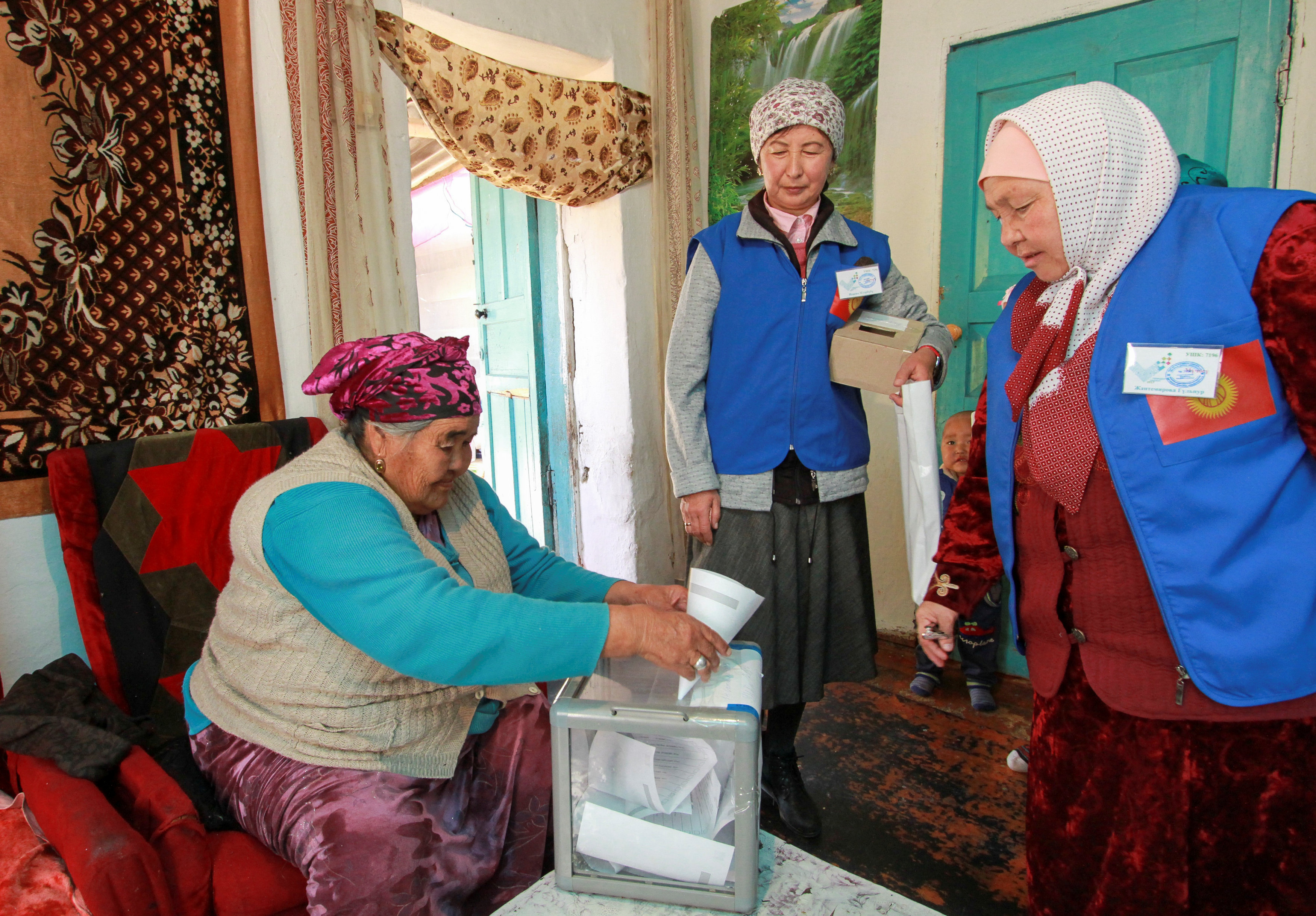 مراقبون محليون يتابعون الانتخابات الرئاسية فى قرغيزستان