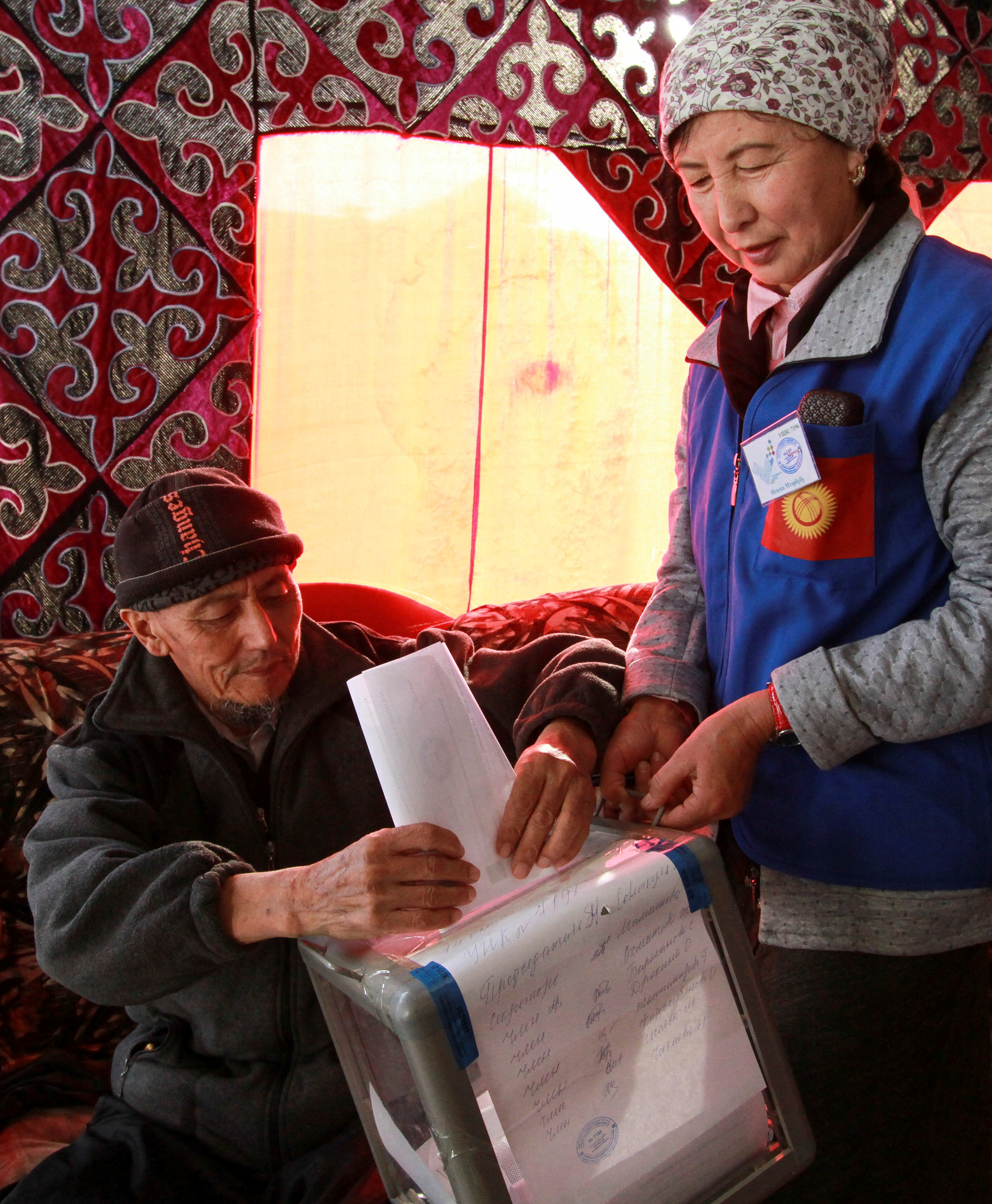 ناهب يدلى بصوته داخل منزله فى انتخابات قرغيزستان