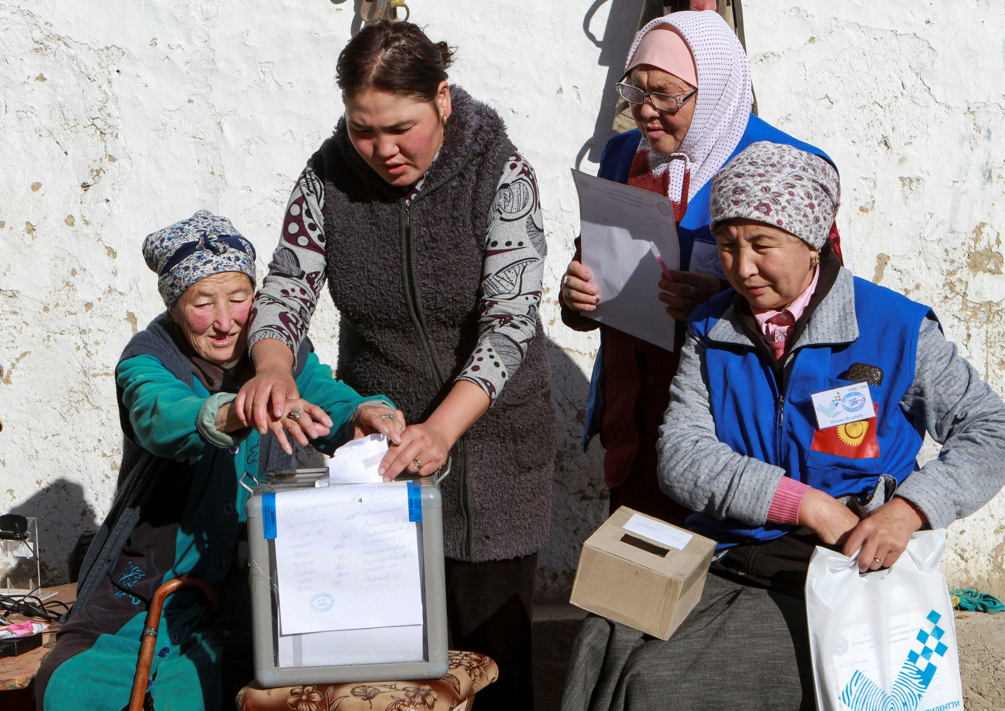 مراقبو انتخابات الرئاسة بقرغيزستان يجوبون القرى لجمع الأصوات